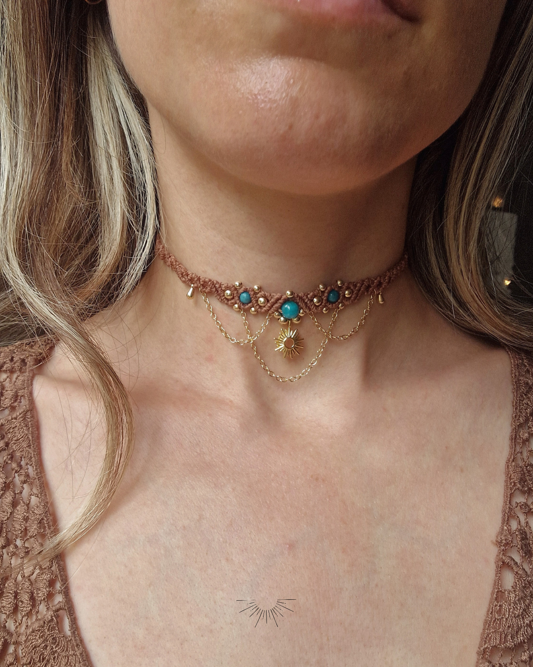 Collana_Choker_Girocollo_artigianale_donna_gioielli_macrame_micromacramè_Chakra_regalo_apatite_necklace_geamstone_sunshine_sole_castano_amuleto_oro_dorato (5).png
