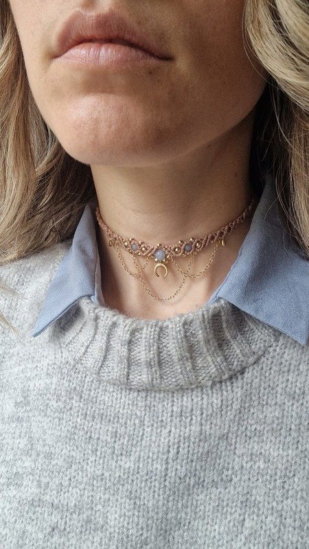 Collana_Choker_Girocollo_luna_artigianale_micromacramè_Acquamarina_5°Chakra_della_Gola_Vishuddha_regalo per lei_outfit.jpeg
