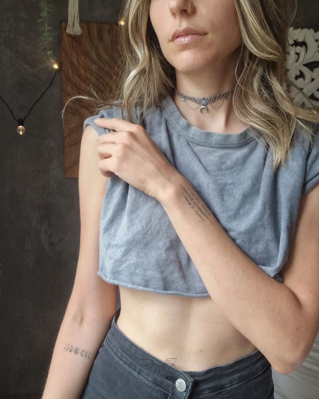 Collana_Choker_Girocollo_artigianale_donna_gioielli_macrame_micromacramè_Chakra_regalo_LUNA_MOON_GRAY_amuleto_argento_grigio (4).jpg