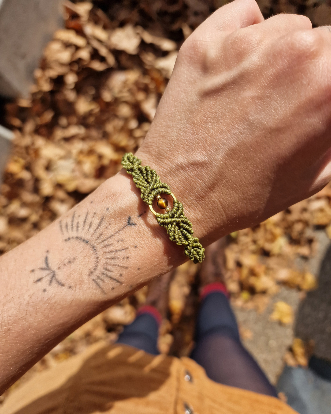 bracciale_amuleto_pietre naturali_occhio di tigre_foliage_verde oliva_foglie_autunno_bosco_natura_cristalloterapia_micromacramè_artigianato_gioielli artigianali  (3).png