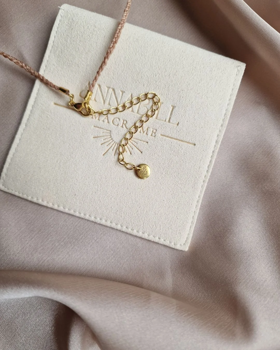 Collana_Choker_Girocollo_artigianale_donna_gioielli_macrame_micromacramè_Chakra_regalo_LUNA_ORO.jpg