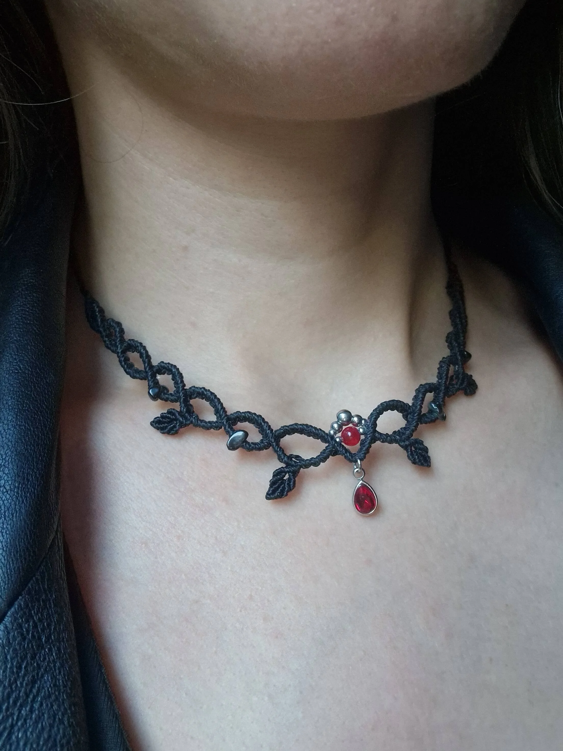 AMULETO_BLOODY_GOTH_CHOKER_COLLANA_AMETISTA_SANGUE_HORROR_HALLOWEEN_VAMPIRI_VAMPIRE_BLOOD_MICROMACRAMè_GIOIELLO_ARTIGIANALE (12).jpg
