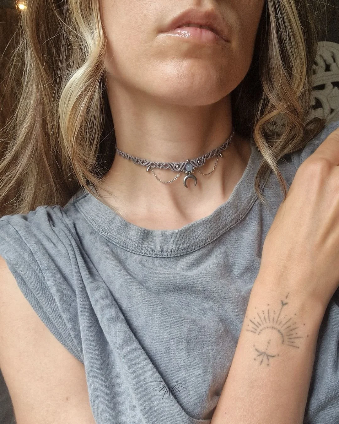 Collana_Choker_Girocollo_artigianale_donna_gioielli_macrame_micromacramè_Chakra_regalo_LUNA_MOON_GRAY_amuleto_argento_grigio (10).jpg