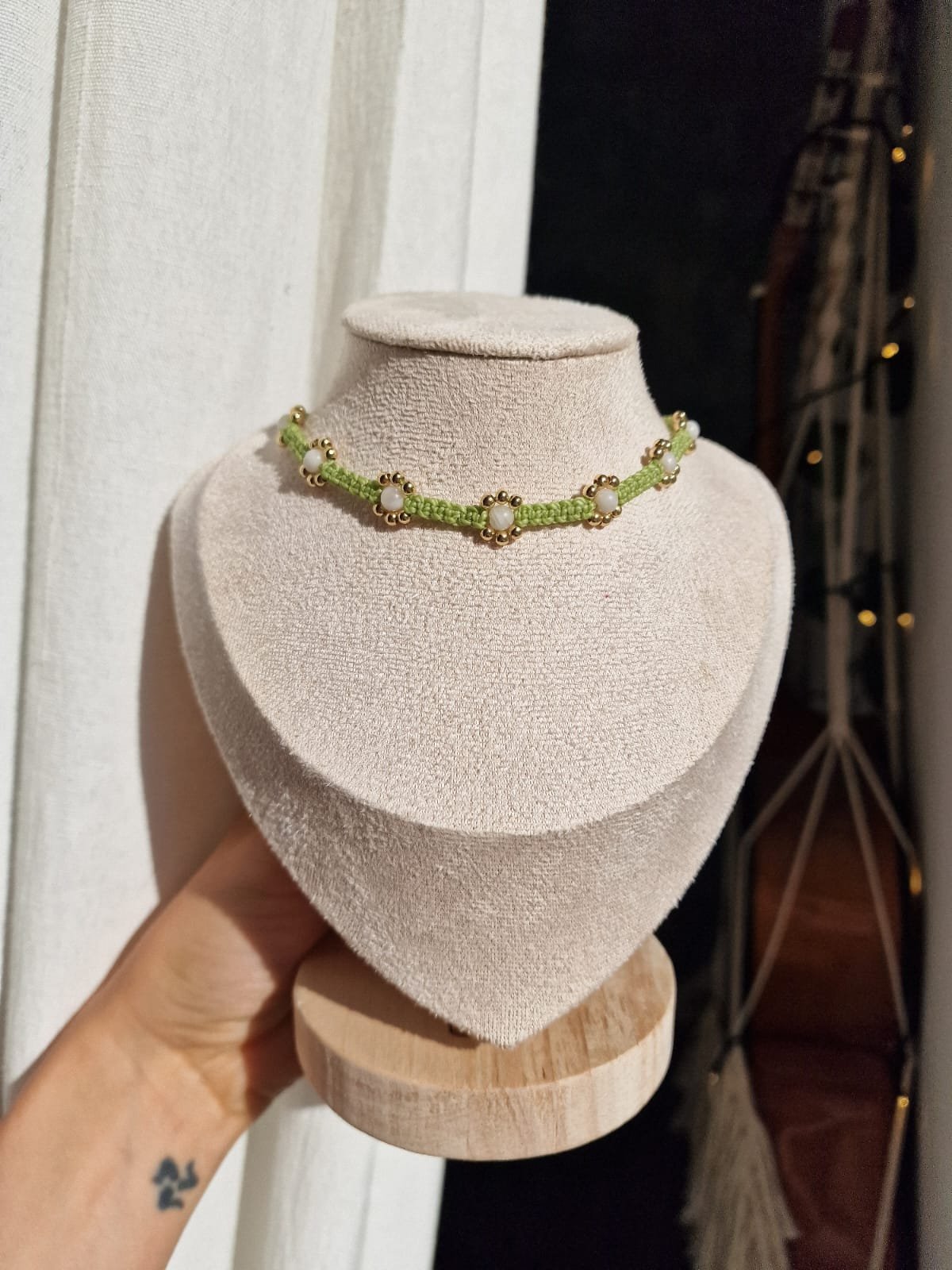 Collana_Choker_Girocollo_margherita_artigianale_micromacramè_Agata_Bianca_6°Chakra_del_terzo_occhio_7°Chakra_della_Corona_cofanetto_regalo per lei_fiore_margherite_verde_matcha_fiore_bloom.jpeg