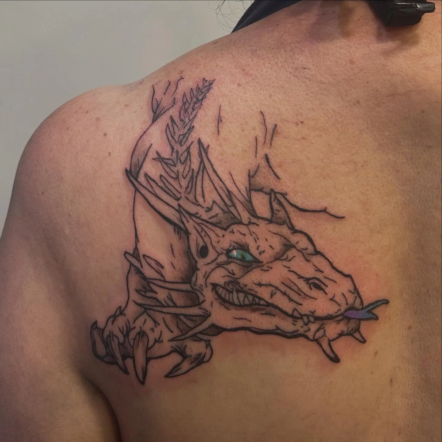 🐉🐲אחרי שאמא שלי חולמת על הקעקוע הזה מגיל 15 היא החליטה שאני אעשה את זה. NO pressure. היו לנו כמה שינויים לעשות מהציור המקורי, גם בגלל פרטים קטנים מידי שעדיף לא לעשות בקעקוע וגם בגלל דברים שאמא לא אהבה. 6 סקיצות אחרי ונחתנו על הקעקוע הזה ויש לי אמא 