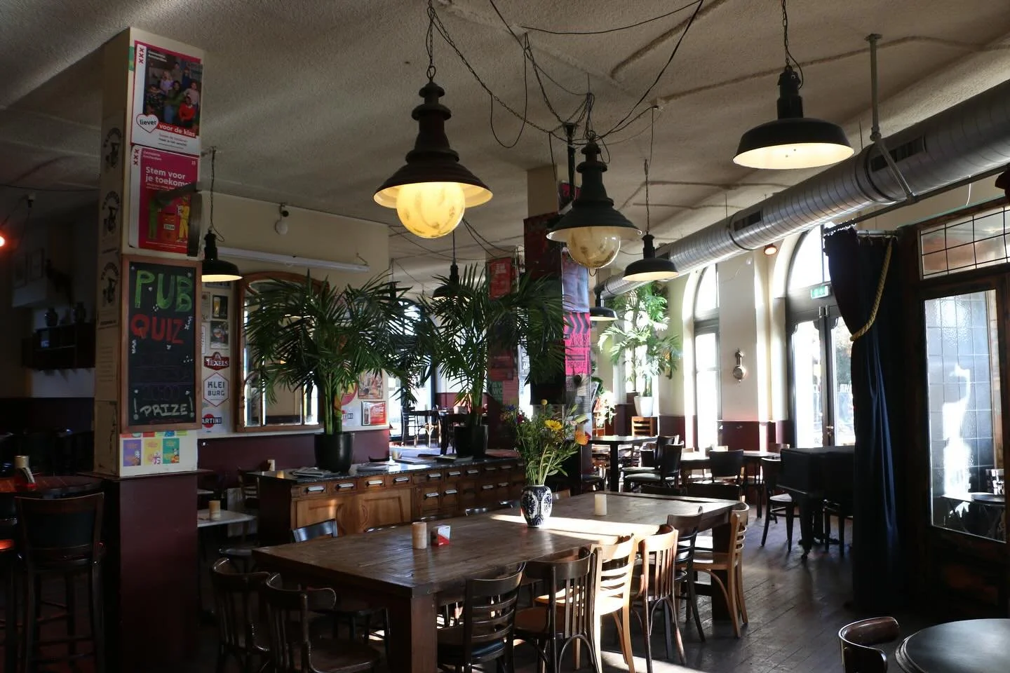 time to show off our lovely cozy interior, filled with small to large tables of every kind, and comfy couches
to us, it feels like a living room of a sort☺️
you can reserve part of our space for any special gathering of your choice, from borrels to