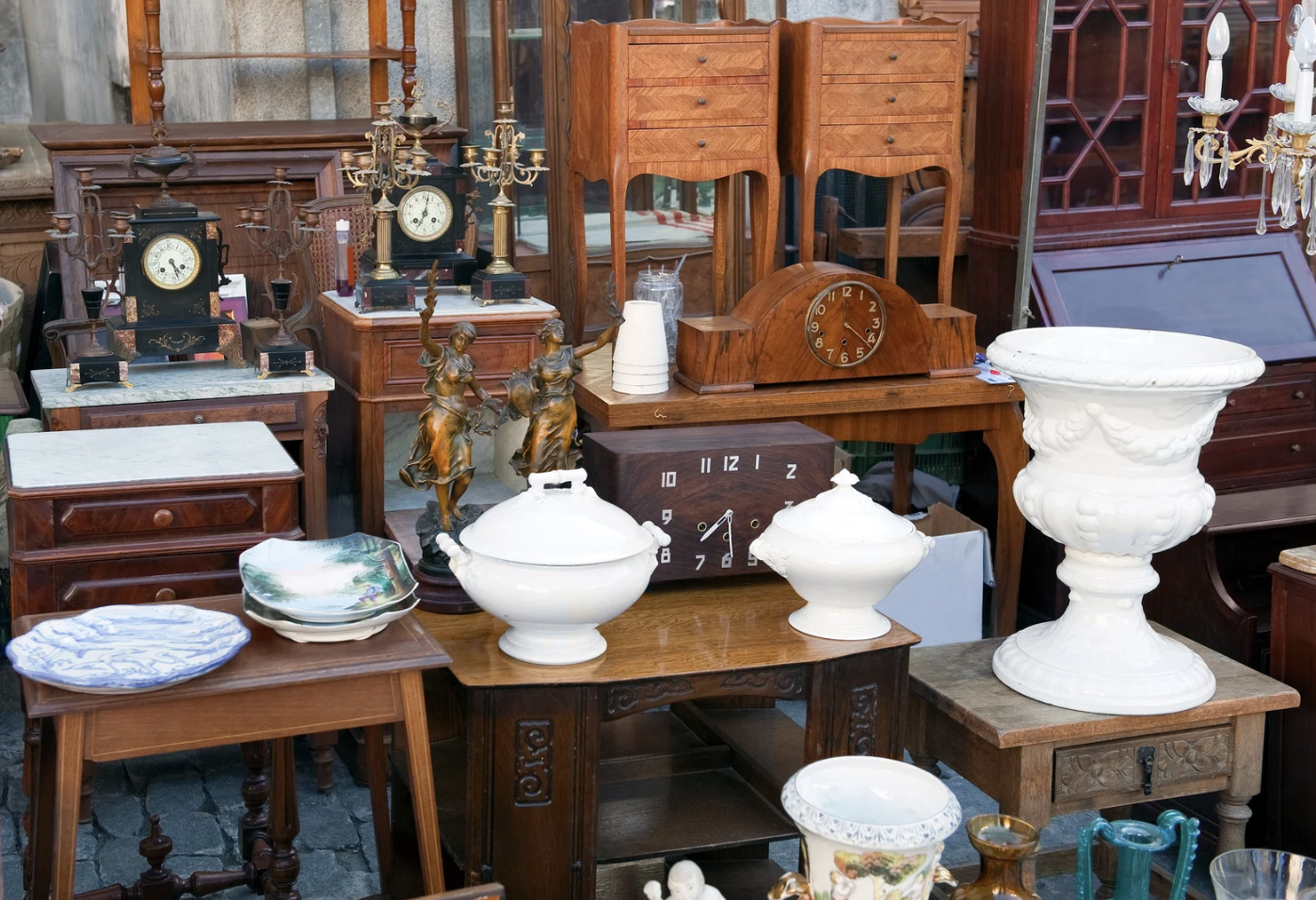 Hier beginnt die Zeitreise: Vintage-Schätze in Pézenas entdecken