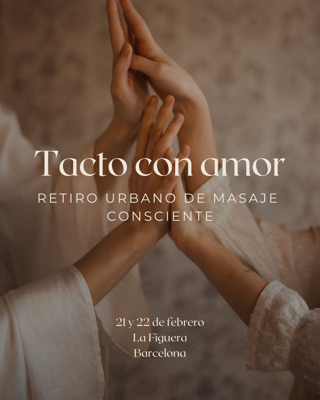 Manos realizando un masaje en un entorno tranquilo y cálido para un retiro de masaje consciente en Barcelona.