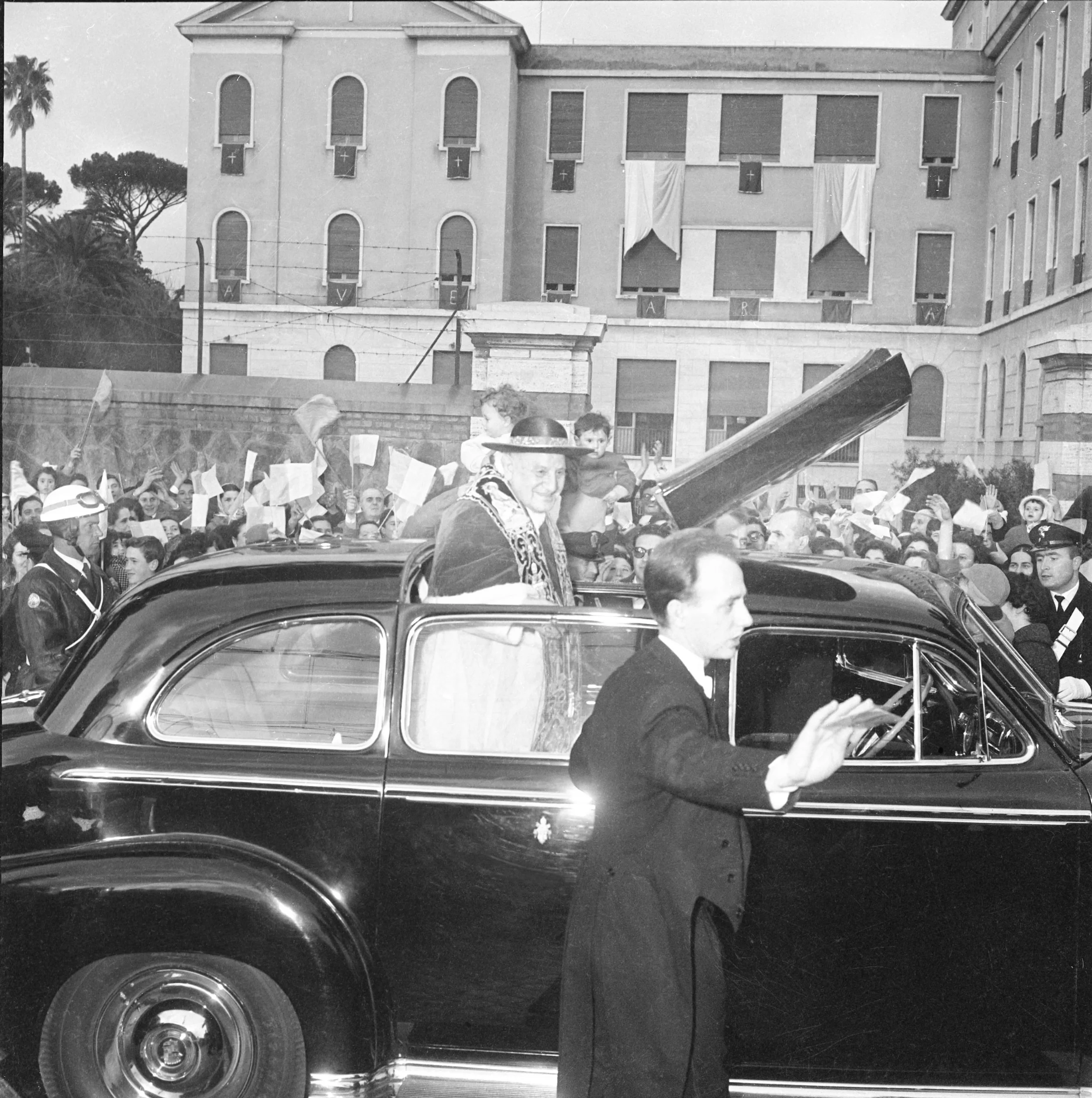 GiovXXIII centocelle6m60150.jpgCadillac 1947.jpg