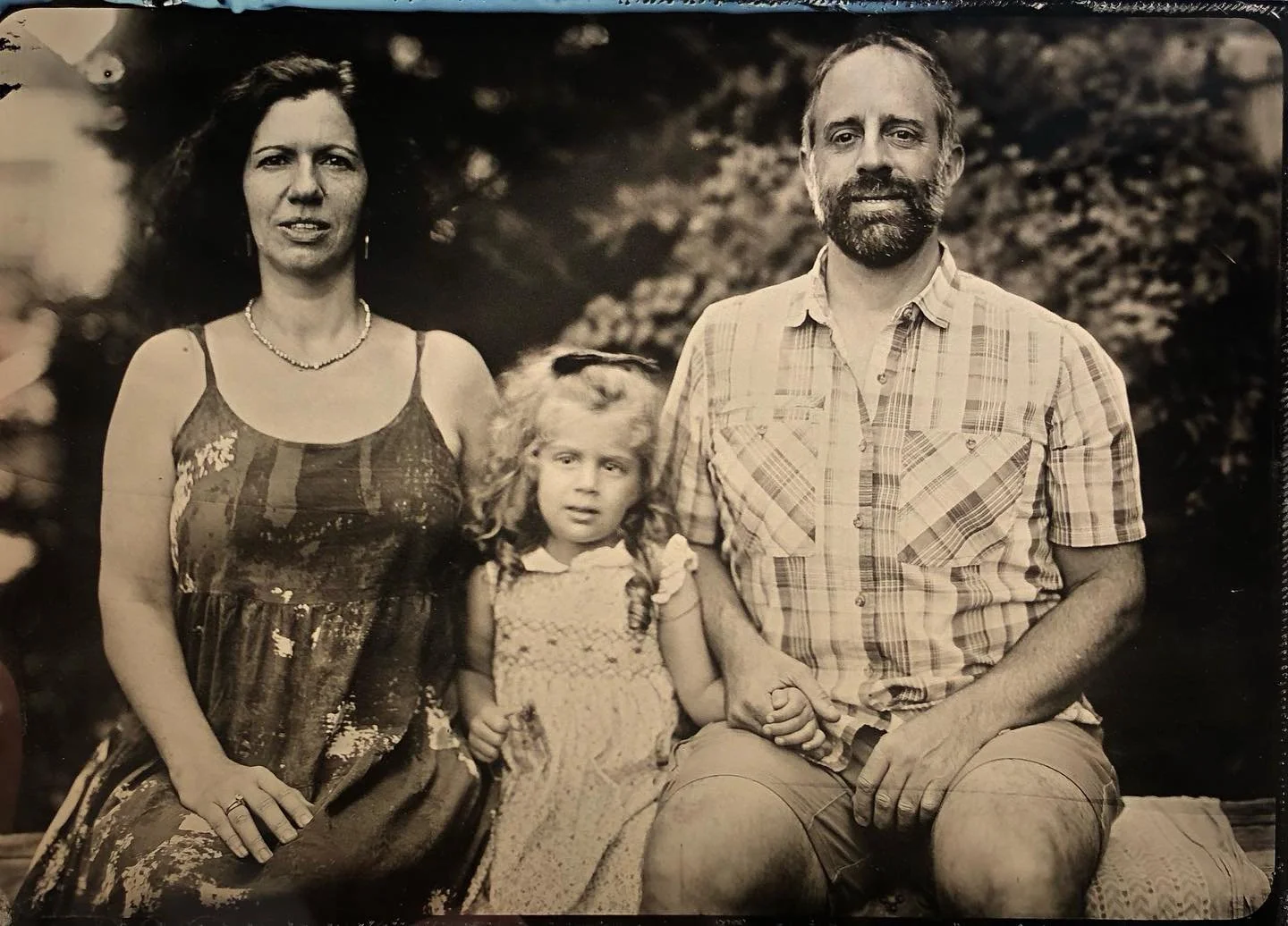 5x7 natural light tintype of a sweet family from my neighborhood, thanks for stopping by my home studio ✨

#wetplatecollodion #tintype #ferrotype #tintypephotography #largeformatphotography #alternativeprocessphotography #naturallighttintype #milwauk