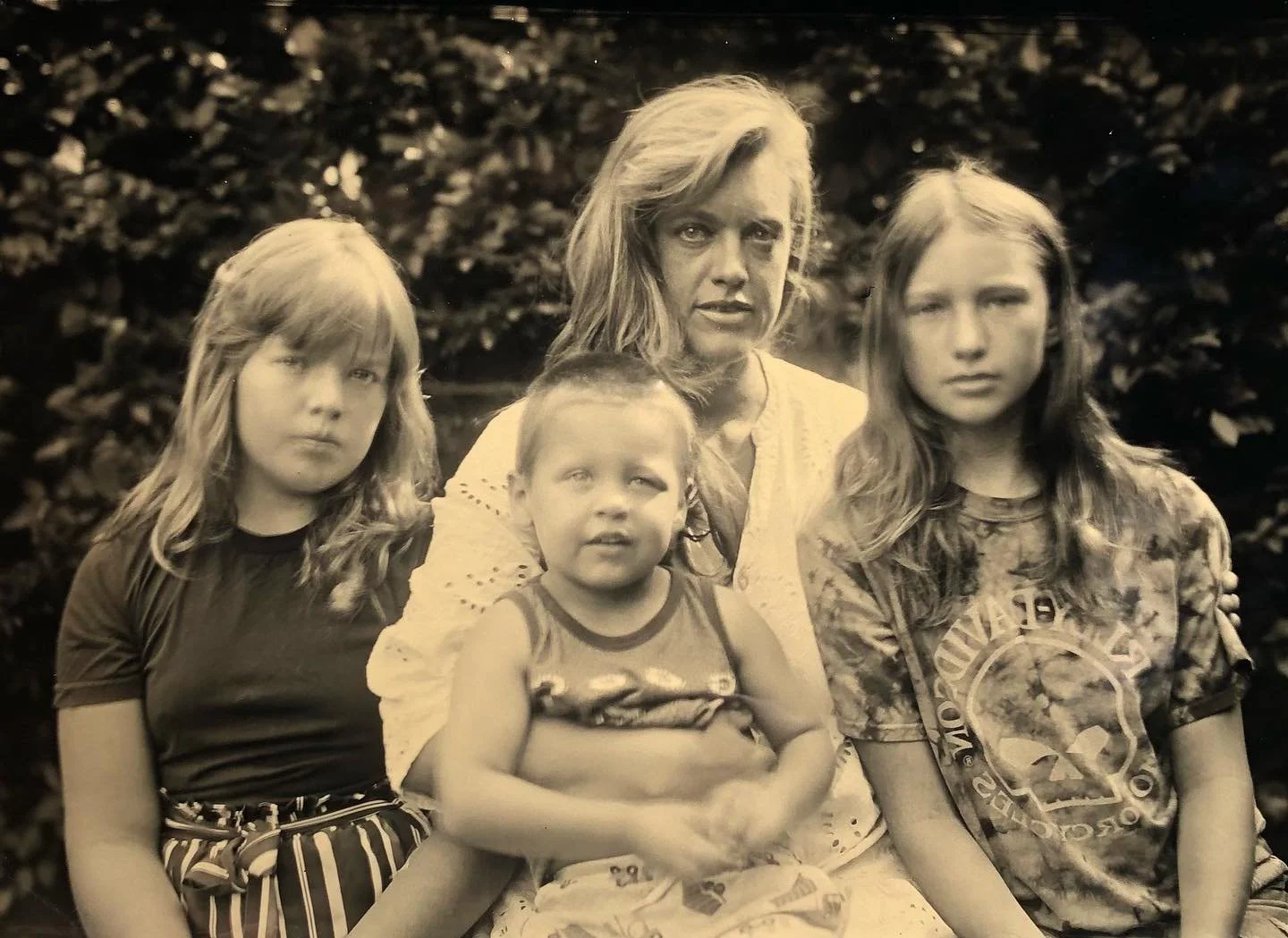 Amy and her beautiful family 💛 8.23.25 

#wetplatecollodion #tintype #ferrotype #tintypephotography #largeformatphotography #alternativeprocessphotography #naturallighttintype #milwaukeephotographer