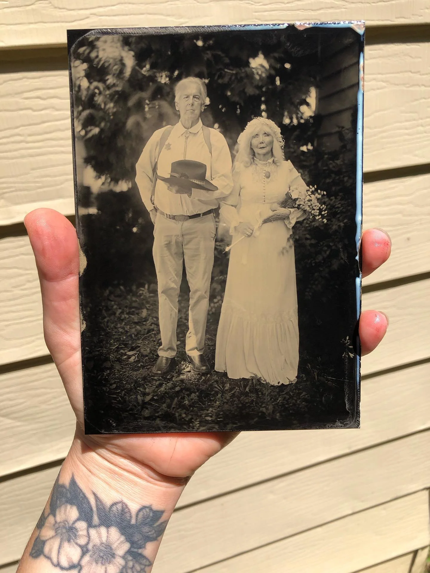 Jim and Joan ✨ 5x7 tintype 

#wetplatecollodion #tintype #ferrotype #tintypephotography #largeformatphotography #alternativeprocessphotography #naturallighttintype #milwaukeephotographer