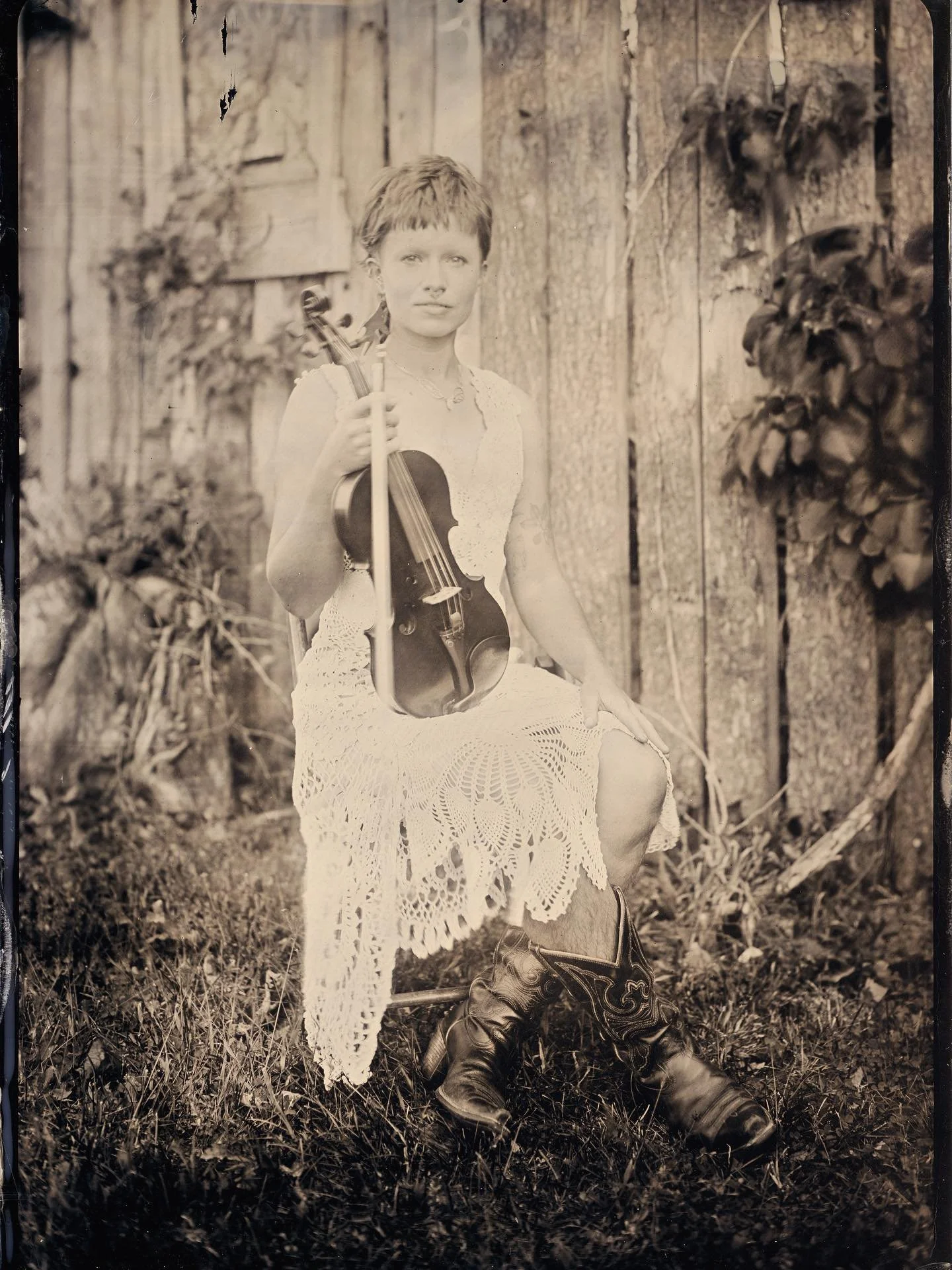 Two beauties 🎻✨

5x7 plate size, natural light tintype 

#wetplatecollodion #tintype #ferrotype #tintypephotography #largeformatphotography #alternativeprocessphotography #naturallighttintype #milwaukeephotographer #driftlessbooksandmusic