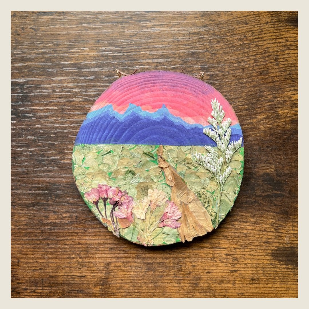 Forever loving these floral landscapes 💐

#BadWitchStudio #MysticalLandscapes #FlowerMagic #ArtCollectorsOfInstagram #ShopLocalArt #EarthyAesthetic #instadaily #artistsoninstagram #magicalart