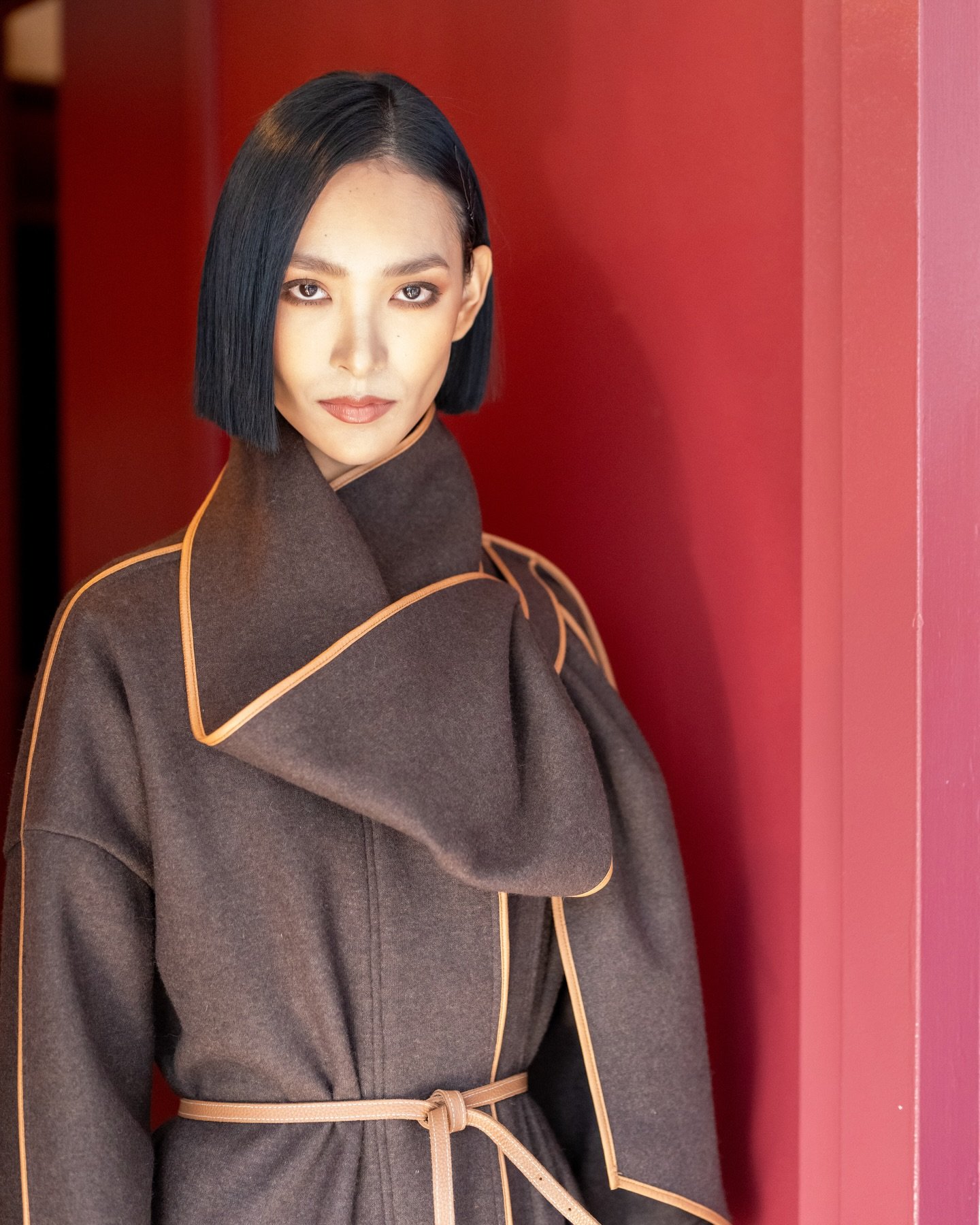 Some of my favorite backstage portraits happen without planning. I turned a corner and saw the red wall, the sculptural lines of this coat, and that steady, powerful gaze. It was a right place, right time moment. No overthinking. Just instinct.

@toe