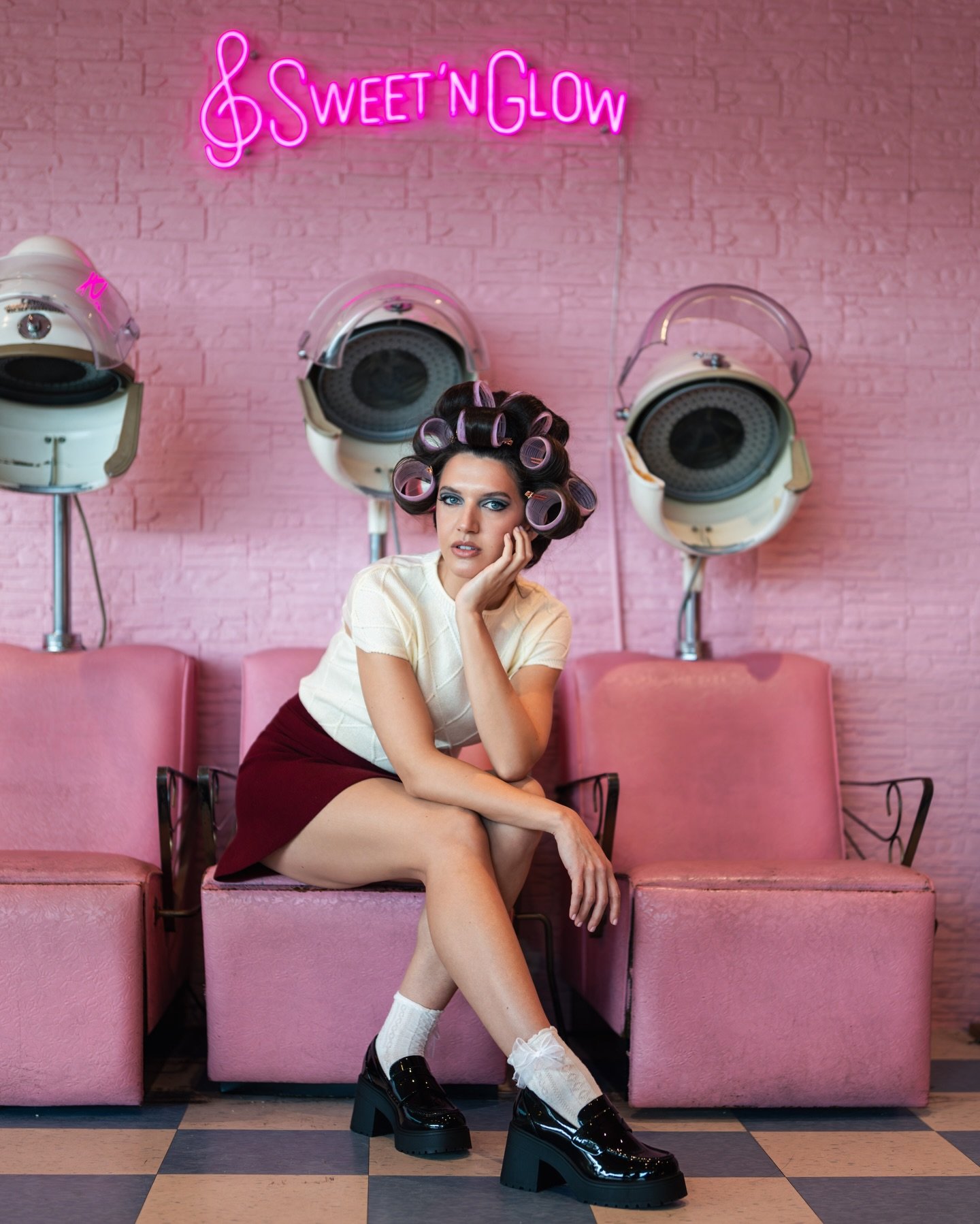 Sweet &rsquo;n Glow

Curlers set. Neon humming.
Somewhere between getting ready and going out.

A small story unfolding at the iconic @twahotel, New York.

Photography / Art Direction: @tifferently
Talent: @carolinekarwoski
Makeup: @makeupbysarahgt
H