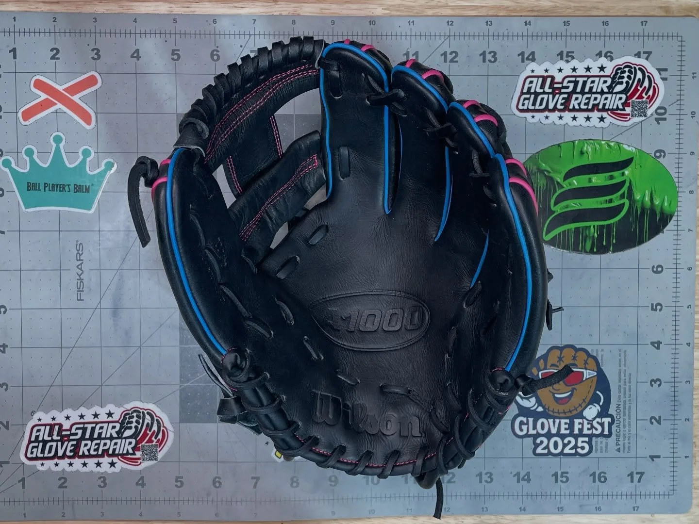 &ldquo;This is what happens when &lsquo;break-in service&rsquo; goes wrong&hellip;&rdquo; 👀

Brand new Wilson A1000 &mdash; and the thumb &amp; pinky inserts were removed.
Relaced with inferior laces.
Wrong pattern.
Structure compromised.

A break-i