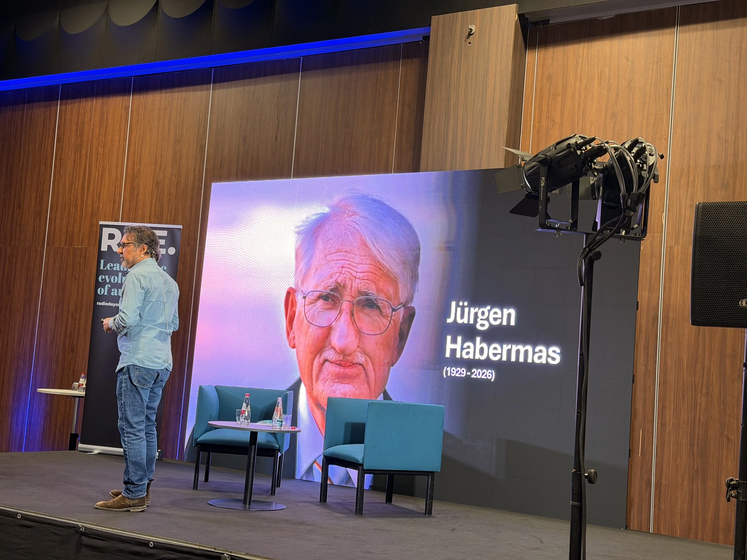 Funktioniert das Radio, wenn die Öffentlichkeit zerfällt? Was die BBC von Habermas lernen will.