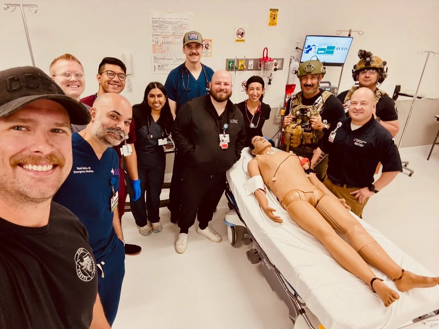 Last month&rsquo;s awesome group of medical students working through a joint sim case with the local SWAT team 🚑🩻