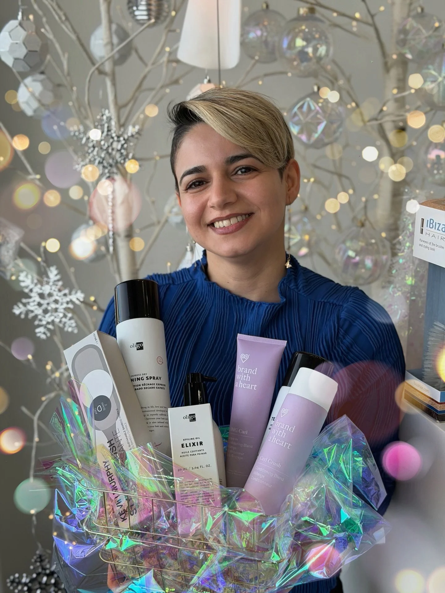 🎄 CHRISTMAS GIVEAWAY TIME! 🎁✨
We&rsquo;re so excited to give back this holiday season with 3️⃣ beautiful gift baskets &mdash; and you have the chance to win one! 💕

✨How to enter:✨

1️⃣ Follow our accounts @cliqueorganicsalons and @cliqueorganicsa