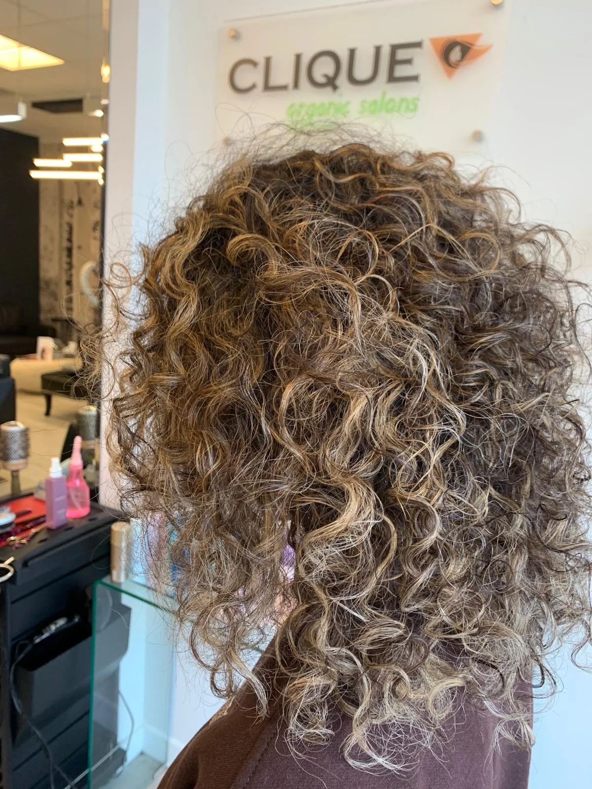 Caramel highlights by @hairbyneshabala 😍

Ready for a transformation? Book your appointment today. Because you deserve to look and feel your best.

📞 Call us 519-342-1767 at or visit our website at https://www.cliqueorganicsalons.com/  to schedule 