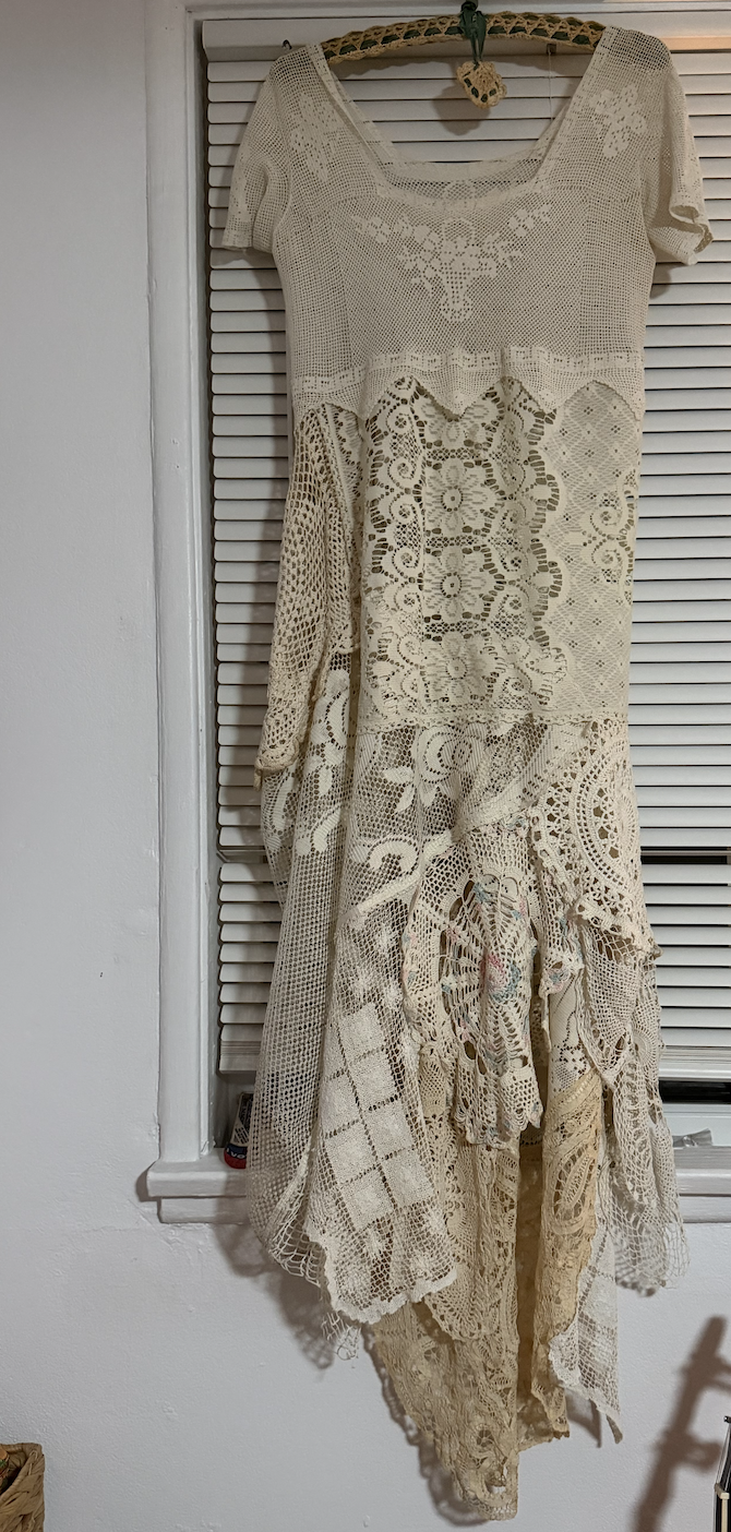 Kimbel_Caroline_DoilieDress_2025_Upcycling_01.png