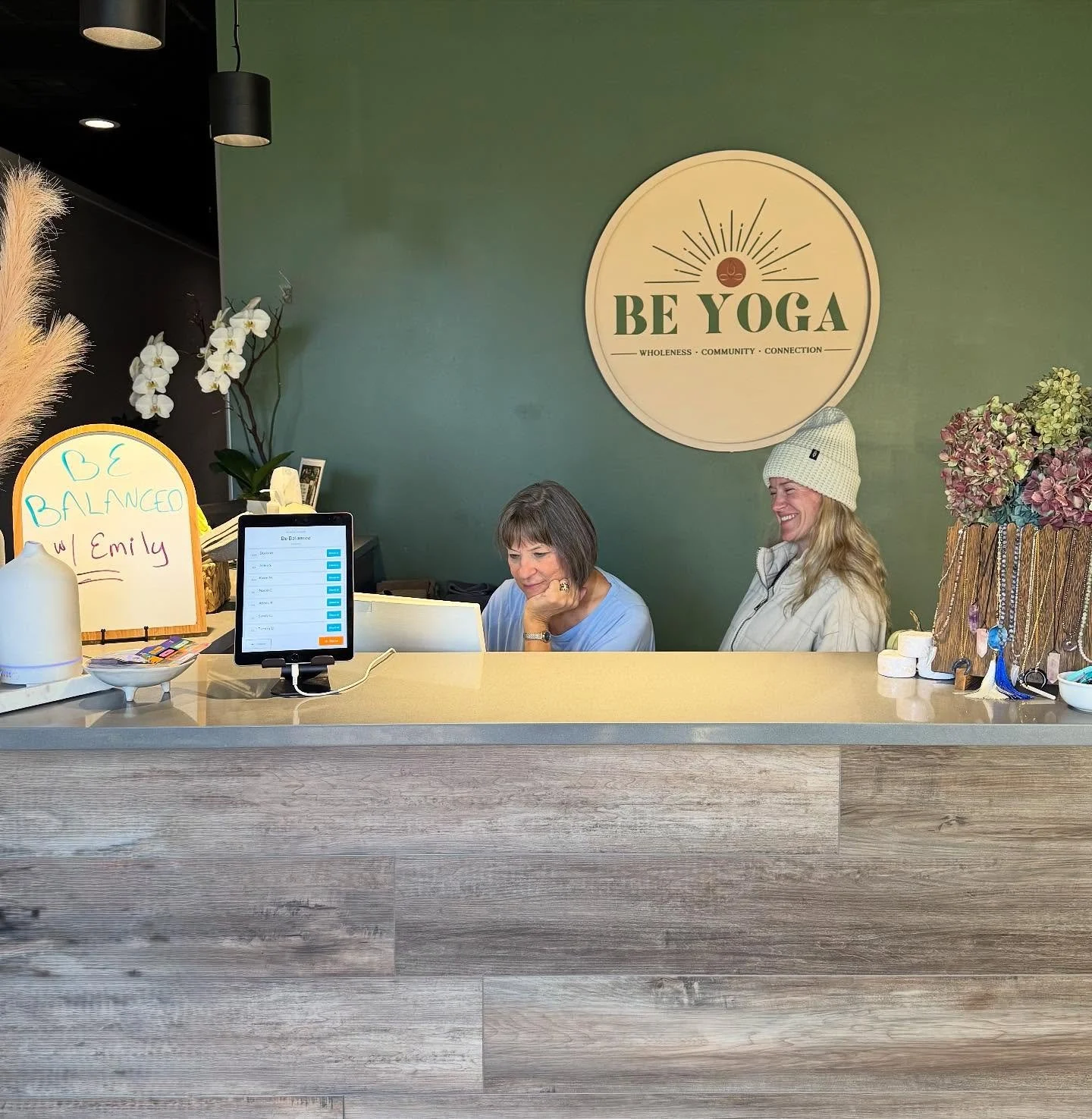 Fall’s in full swing, and so are our classes π
Book ahead to save your favorite spot — the studio’s always warm, welcoming, and full of smiles π