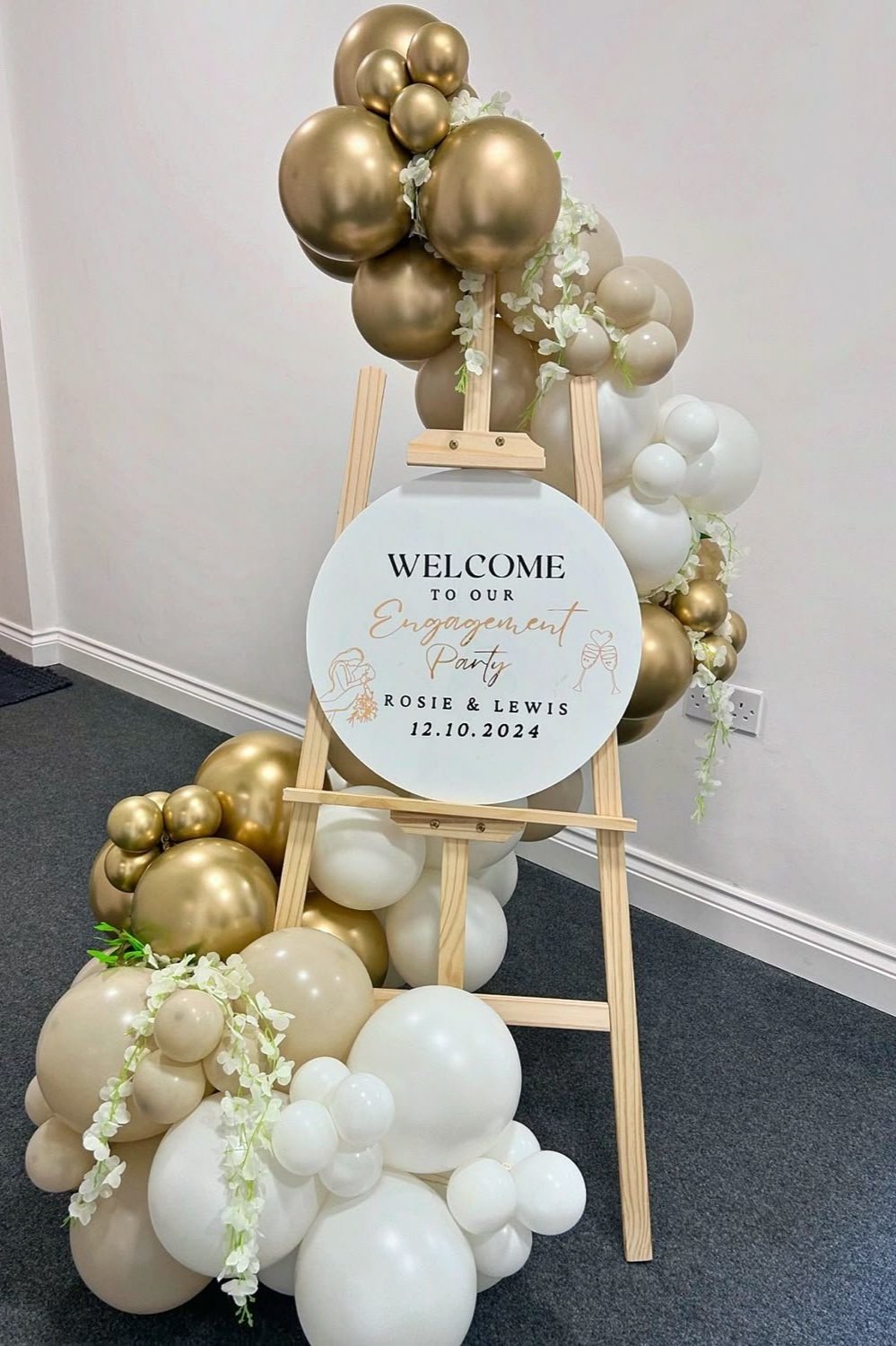 Balloon+garland+with+easel+stand.jpg