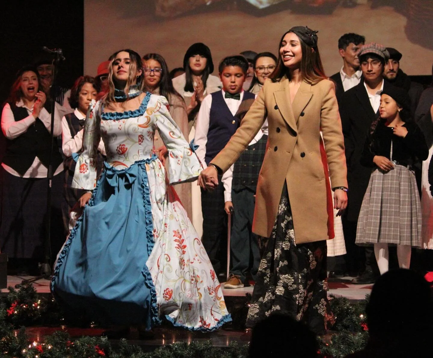 El camino a la bondad de Dios como una obra extraordinaria 🌟 el tel&oacute;n se abre y Un c&aacute;ntico de navidad da inicio para anunciar que la misericordia de Dios es nueva cada ma&ntilde;ana ✨

Con m&uacute;sica, danza y teatro celebramos la sa