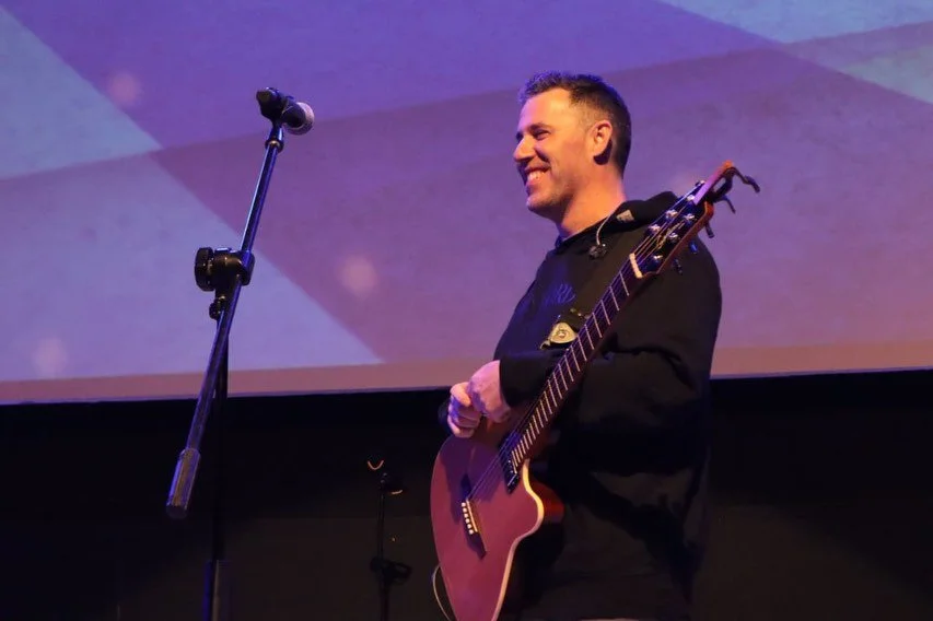 Alaba al Se&ntilde;or mi alma 🤍 

Que gran noche de adoraci&oacute;n se vivi&oacute; el mi&eacute;rcoles, alabando y exaltando el nombre de nuestro Se&ntilde;or ✨🙌🏻

Fue un tiempo maravilloso con @tonirom aprendiendo que la adoraci&oacute;n es obe