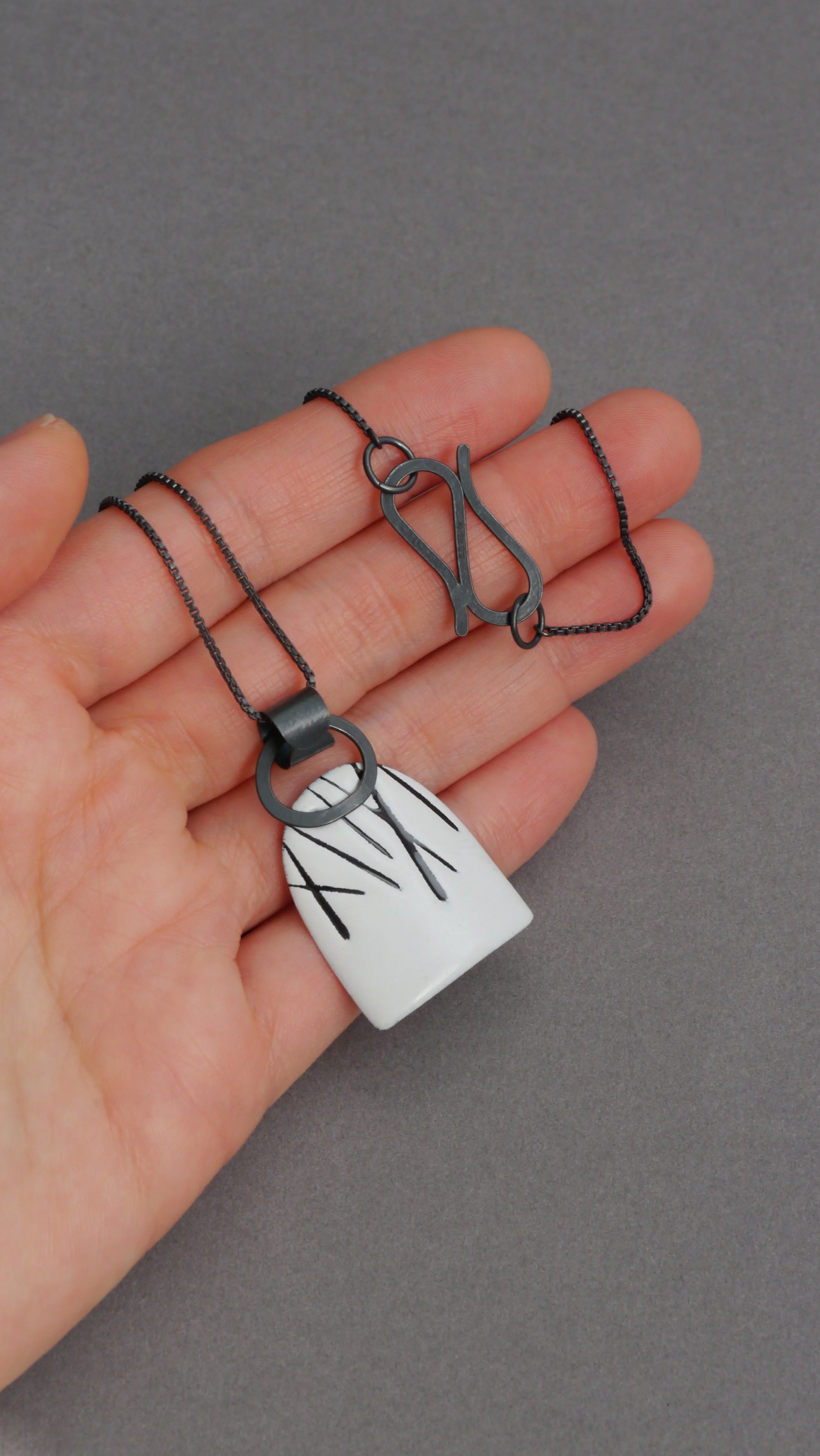 Enamel Marked Loop Pendant / Arch Reed Line / Mini