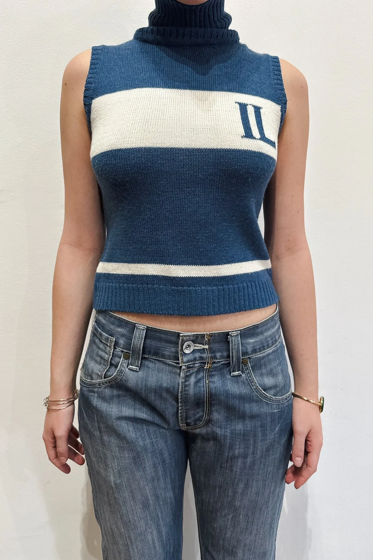 SLEEVELESS KNIT TURTLENECK