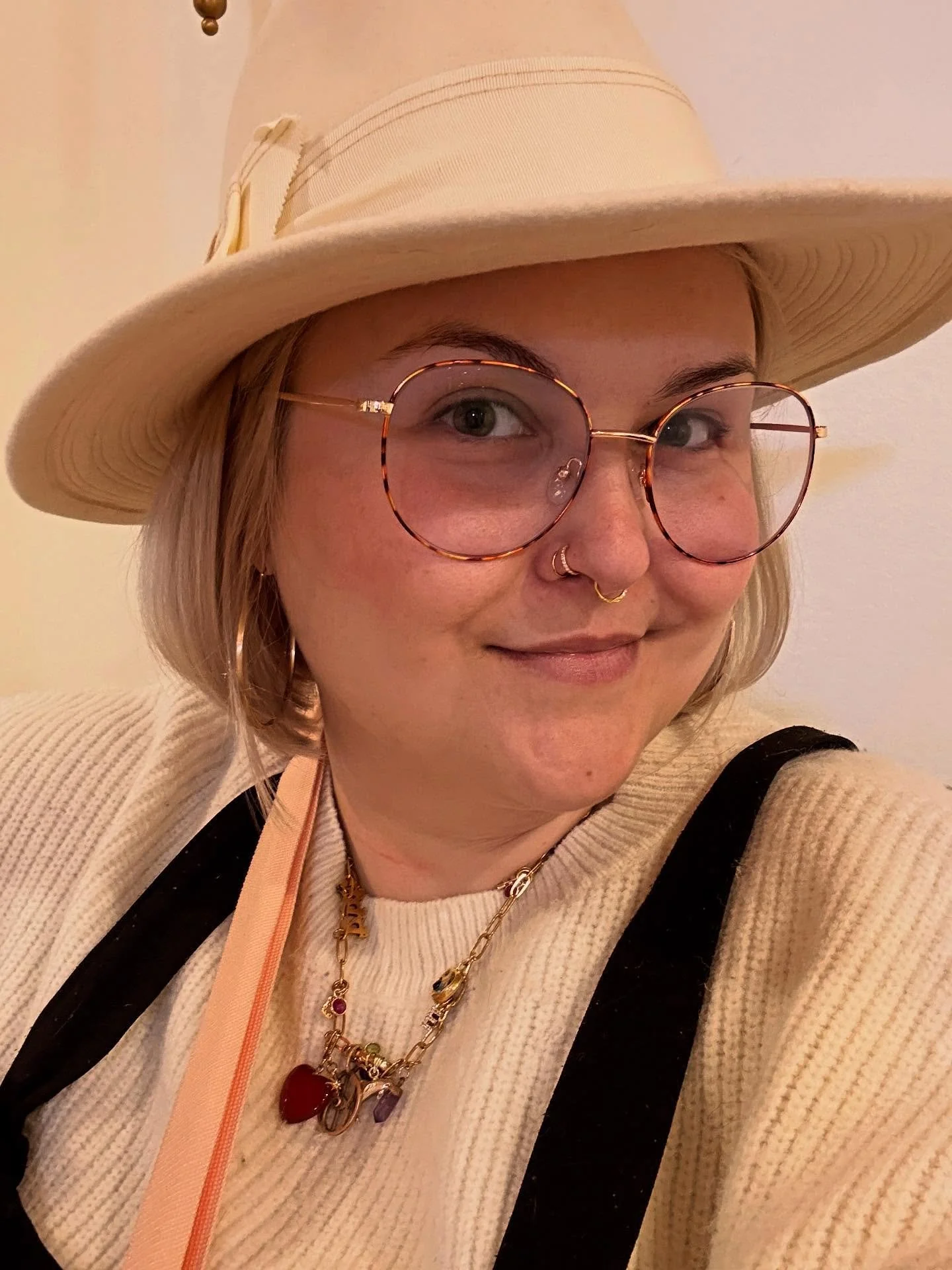 New hat&hellip;who dis? This hat is my new personality. I&rsquo;m thinking part detective, part fancy gal 🫶🏼✨

Found this 1980s hat at my favorite vintage shop, well actually @iamyogandy found it and now I share the beauty with you 🤩

#hat #detect
