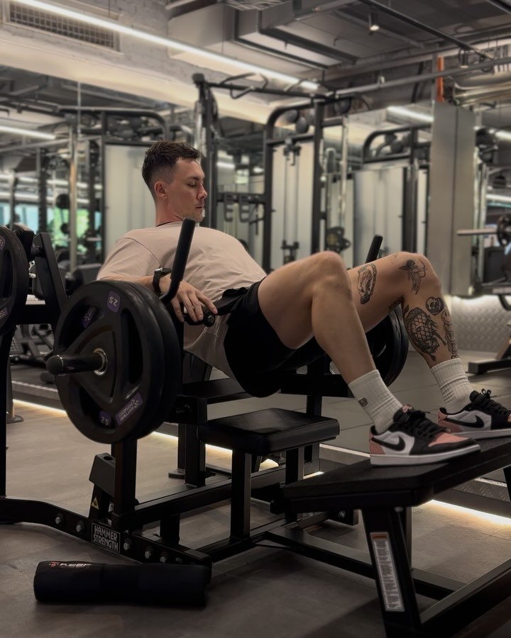 Just some clips from a raw booty gains session! 

With exactly what I preach. 

1 heavy compound glute dominant movement 

1 lunge

1 hip hinge pattern

After warming up I went into the hip thrusts. Pretty self explanatory here. Trying to keep a slow
