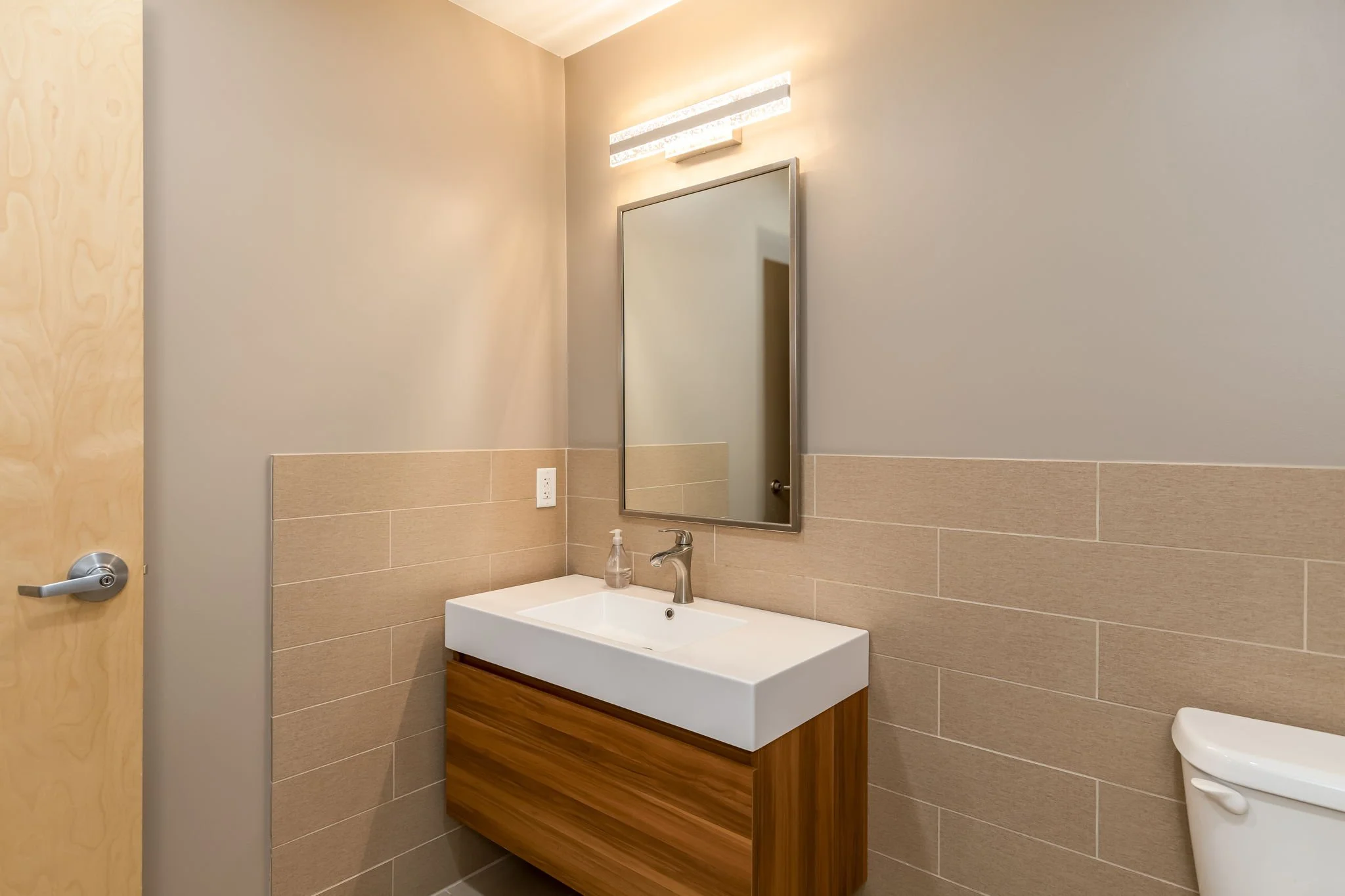 210 E Walnut St-8.jpg