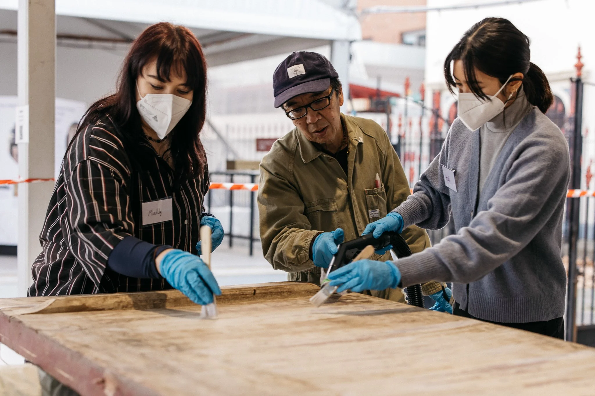  Volunteers using soft brushes to remove loose surface dust during conservation cleaning. Photo：Marie Luise 
