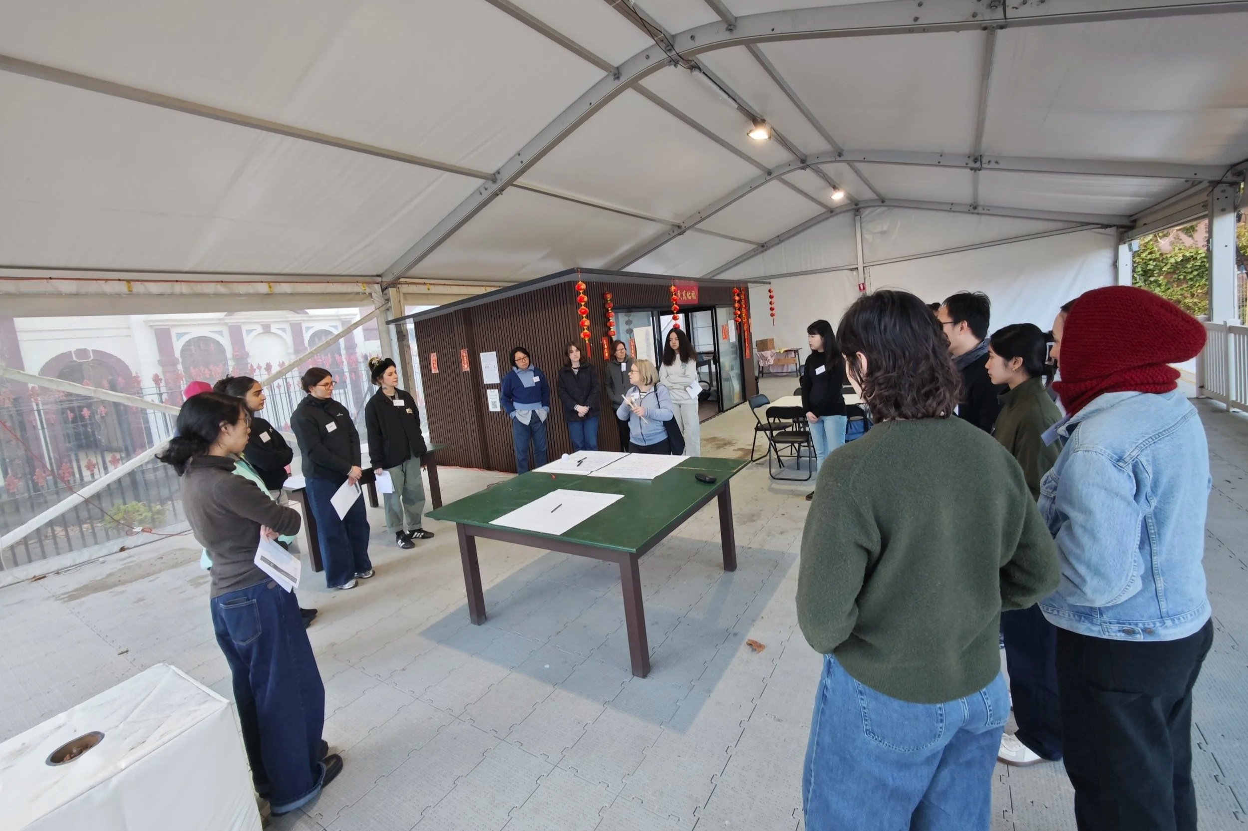  Jenny Dickens briefing volunteers during a conservation workshop at See Yup Temple. Photo：Danni Lin 