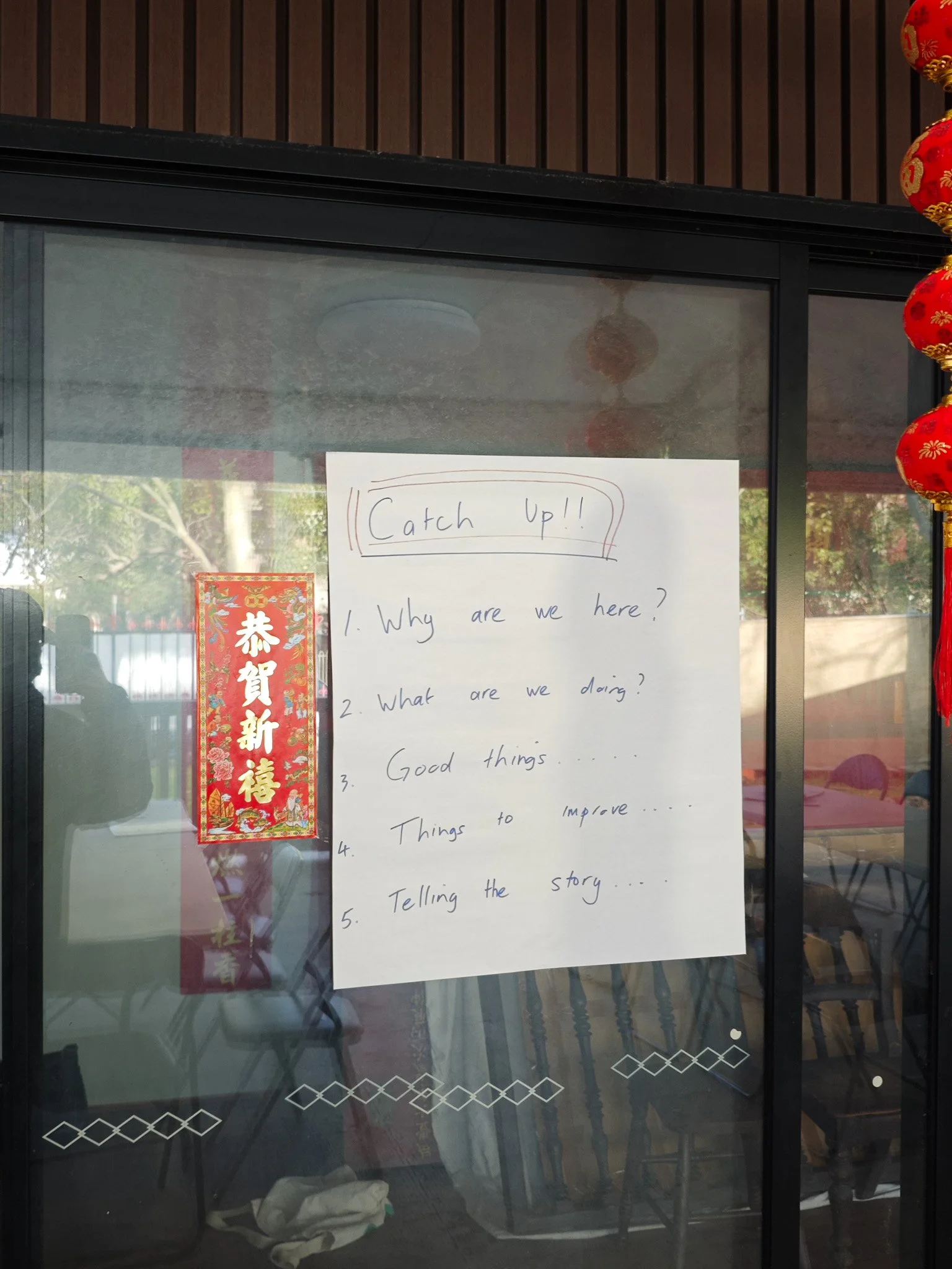  Workshop reflection prompts inviting volunteers to share what worked well, what could be improved and how the project could tell its story. Photo：Danni Lin 