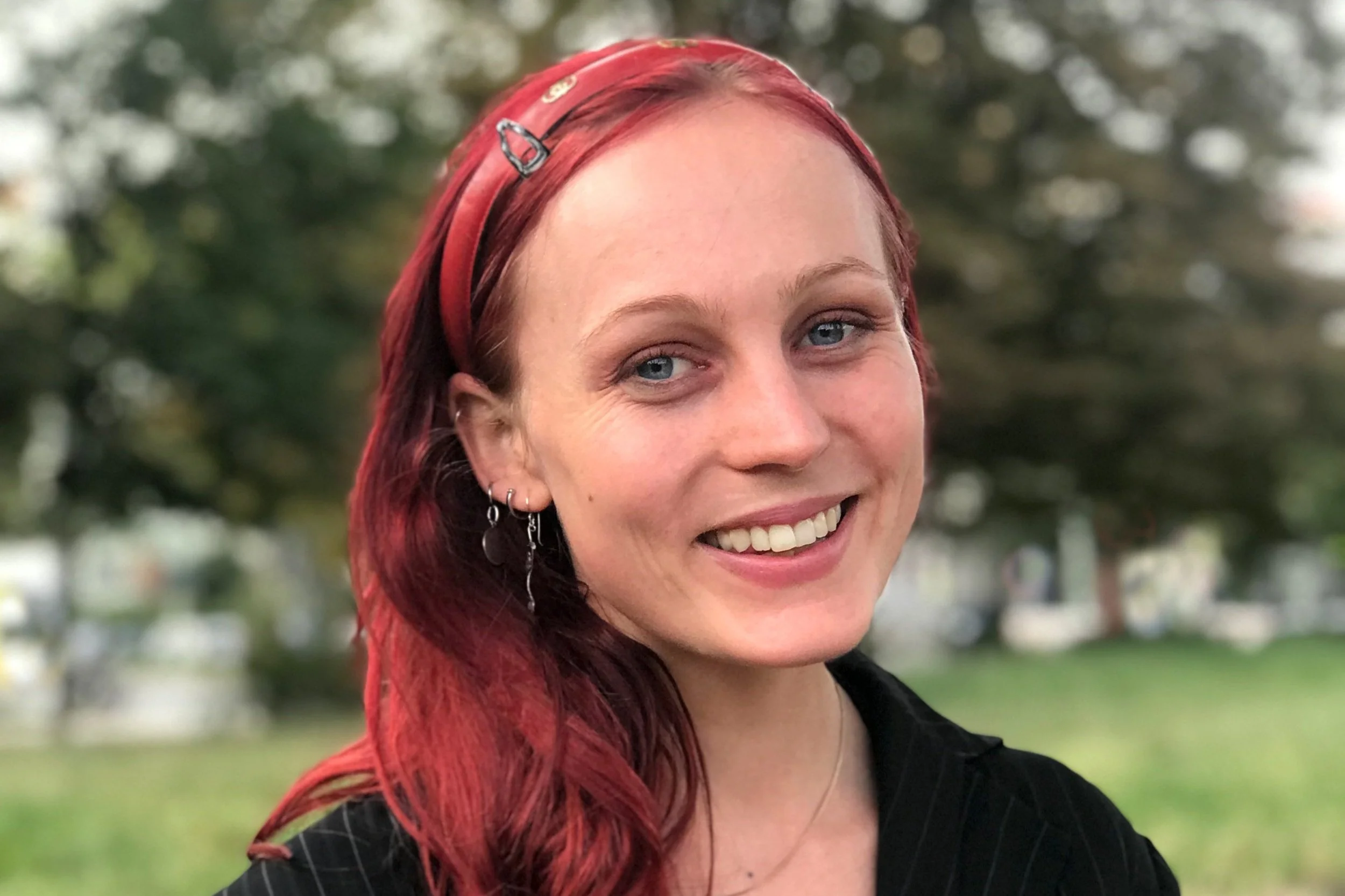 Daisy W., Teaching Artist von InterACT English aus Neuseeland, lächelnd im Porträt