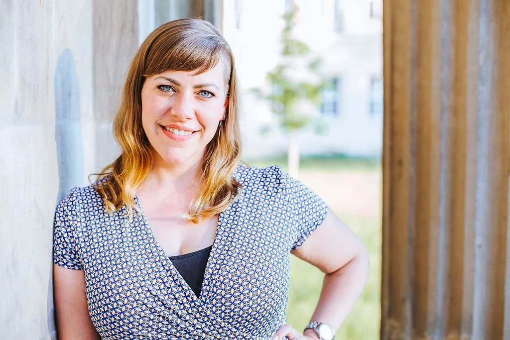 Nicole Bolz, Projektkoordinatorin für Schulprojekte bei InterACT English, lächelnd im Porträt