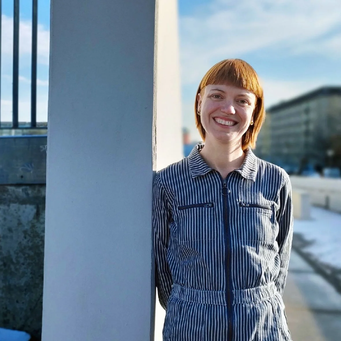 Christin Kusitzky, Team Management für Klassenfahrten und Camps bei InterACT English, lächelnd im Porträt
