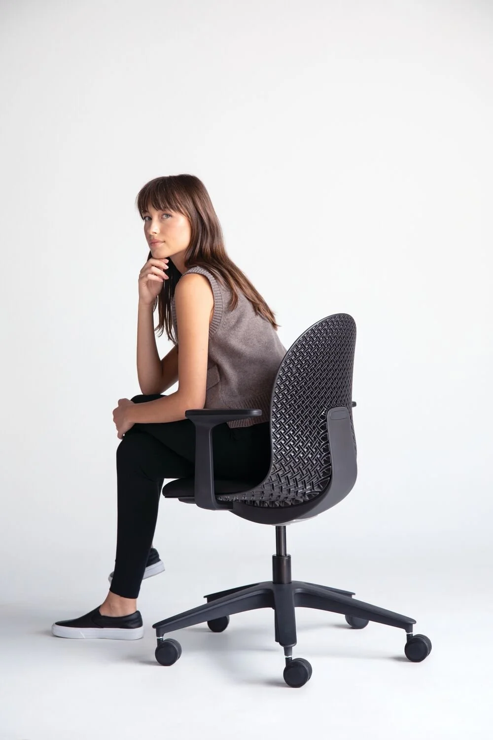 Blink-Black-Chair_model_03.jpg