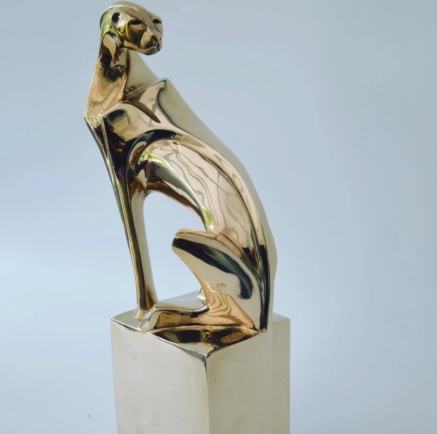 The Small Sitting Cheetah - Polished bronze