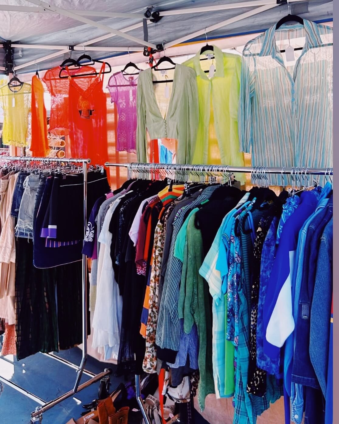 It&rsquo;s a beautiful sunny day in Bondi!

Pop down to the markets, loads of great stalls + our Vintage Pop-Up is on + great food &amp; fresh Matchas + Juices + live tunes &amp; more

See you here!

Open til 4pm 

#bondibeach #bondimarkets #bondi #f