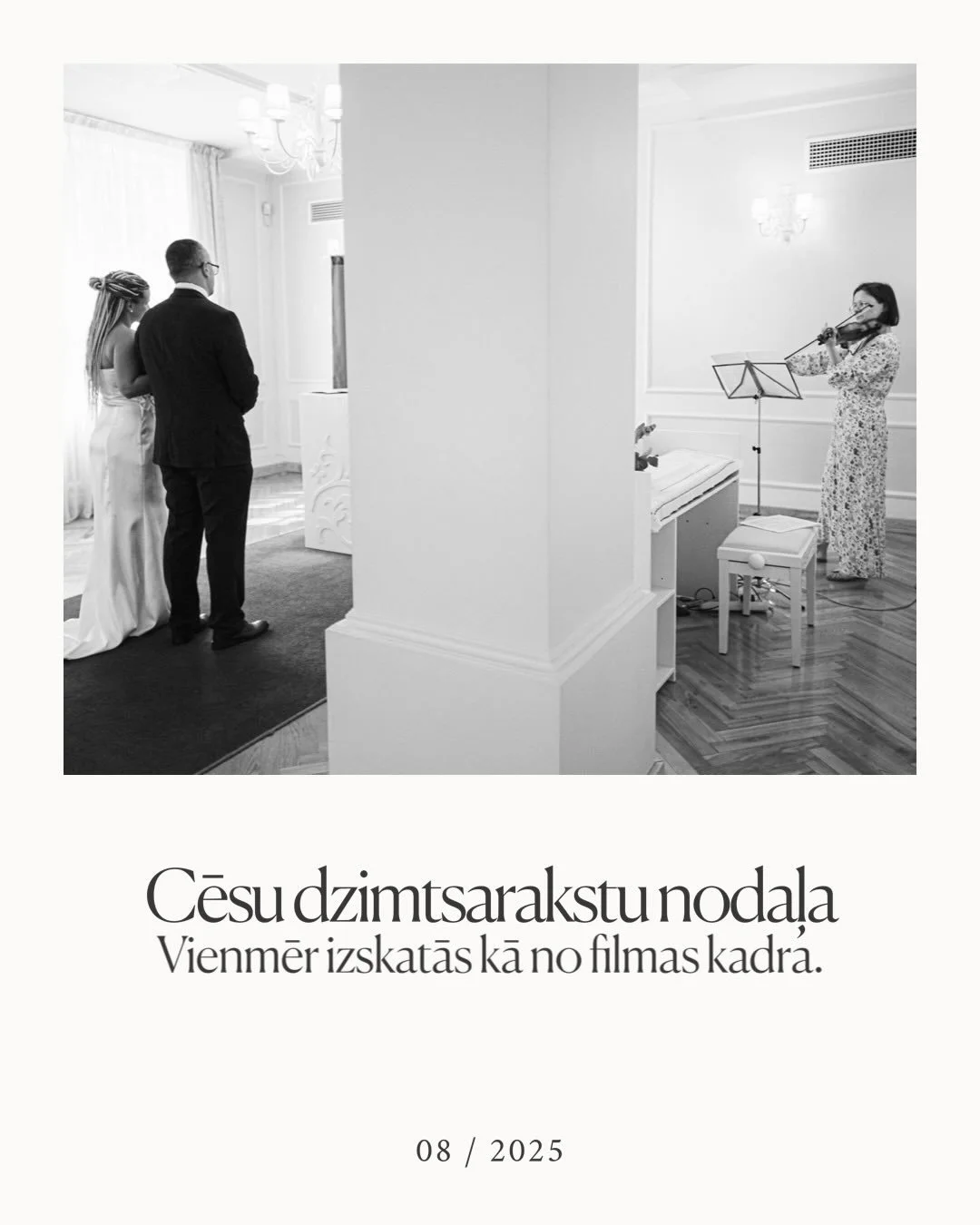 Cēsu dzimtsarakstu nodaļa vienmēr izskatās kā no filmas kadra. ✨
&Scaron;eit viss sakrīt &ndash; gaisma, arhitektūra un tas mirklis, kad divi cilvēki izvēlas viens otru.
&Scaron;ogad jau divreiz biju &scaron;eit fotografēt, un katru reizi &scaron;ī v