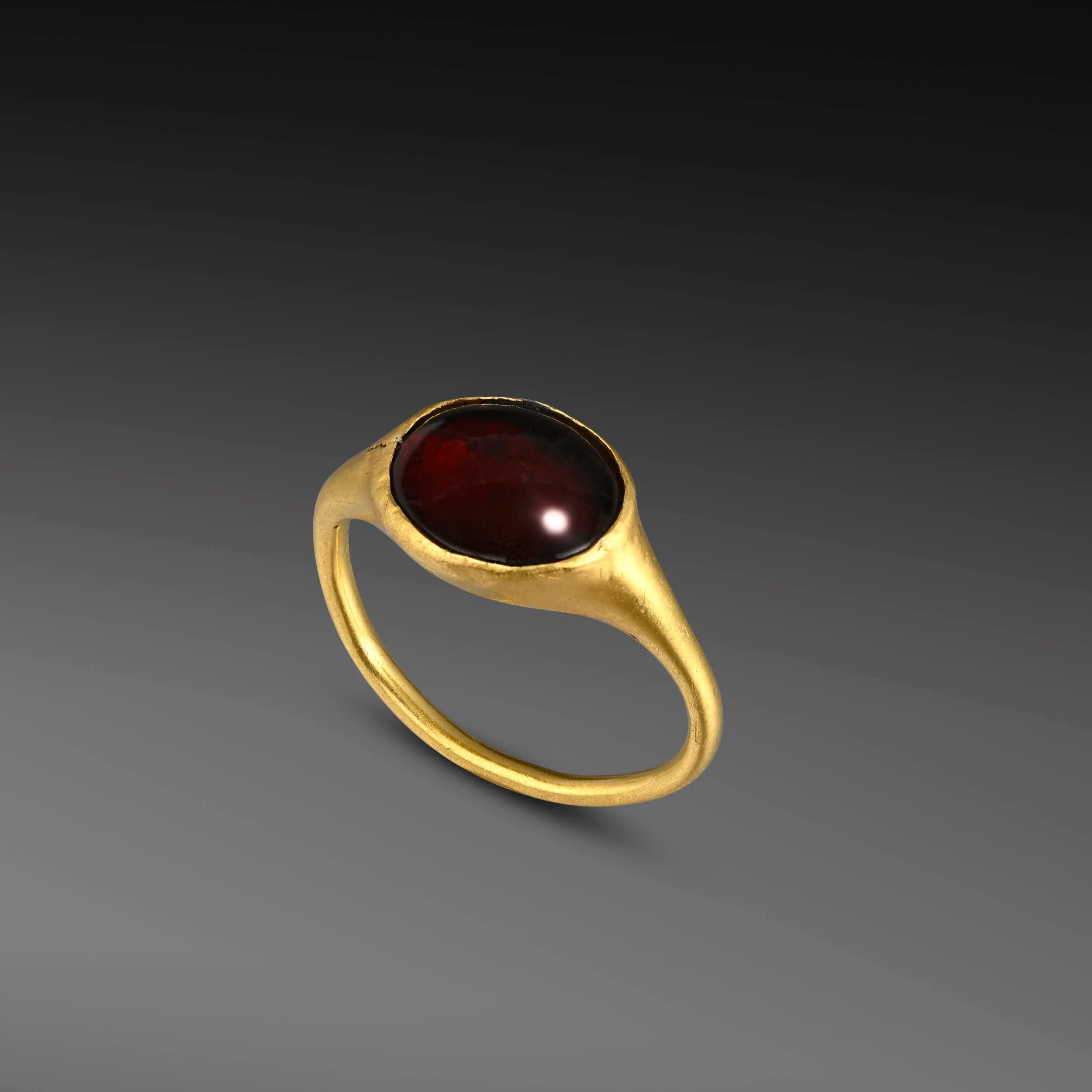 Roman gold ring with cabochon garnet