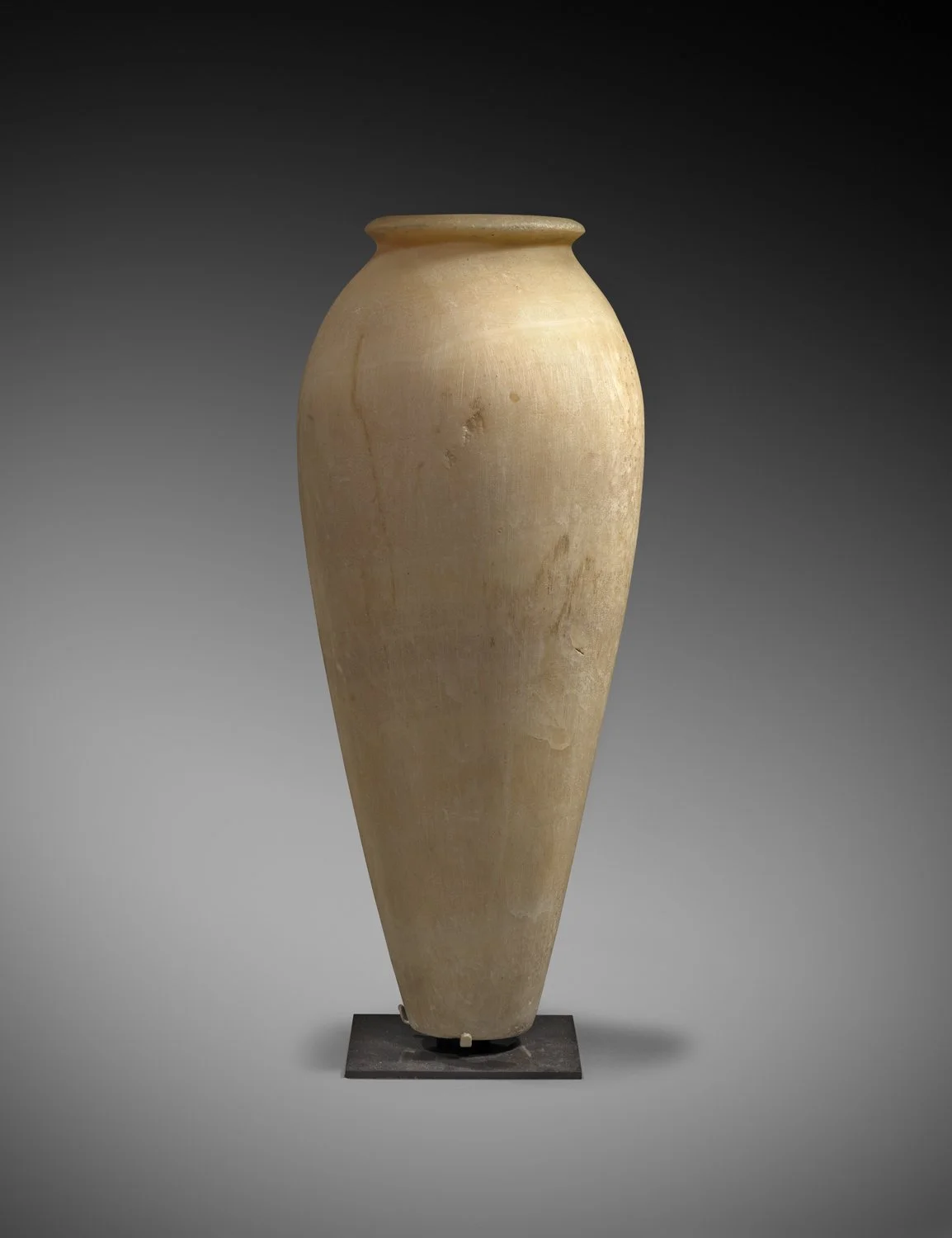 Tall Egyptian vase in calcite
Early Dynastic Period, 1st-2nd Dynasty, 2972-2647 BC
Height: 58 cm, Private collection, Switzerland, acquired 1960s and thence by descent