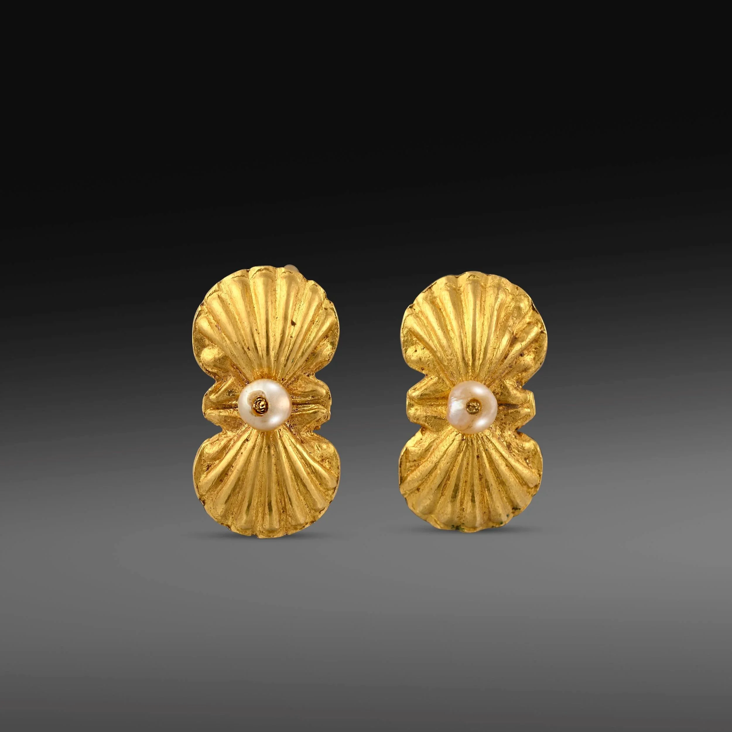 Roman scallop shell earrings decorated with seed pearls