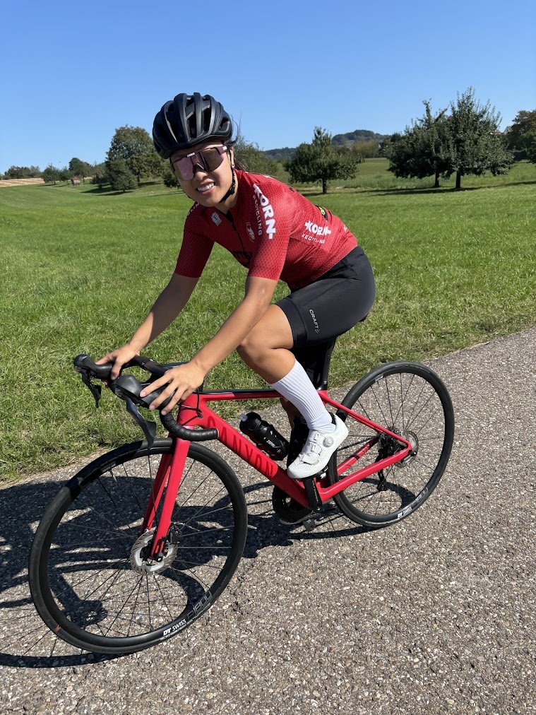 women, Stuttgart Kreisel, road bike
