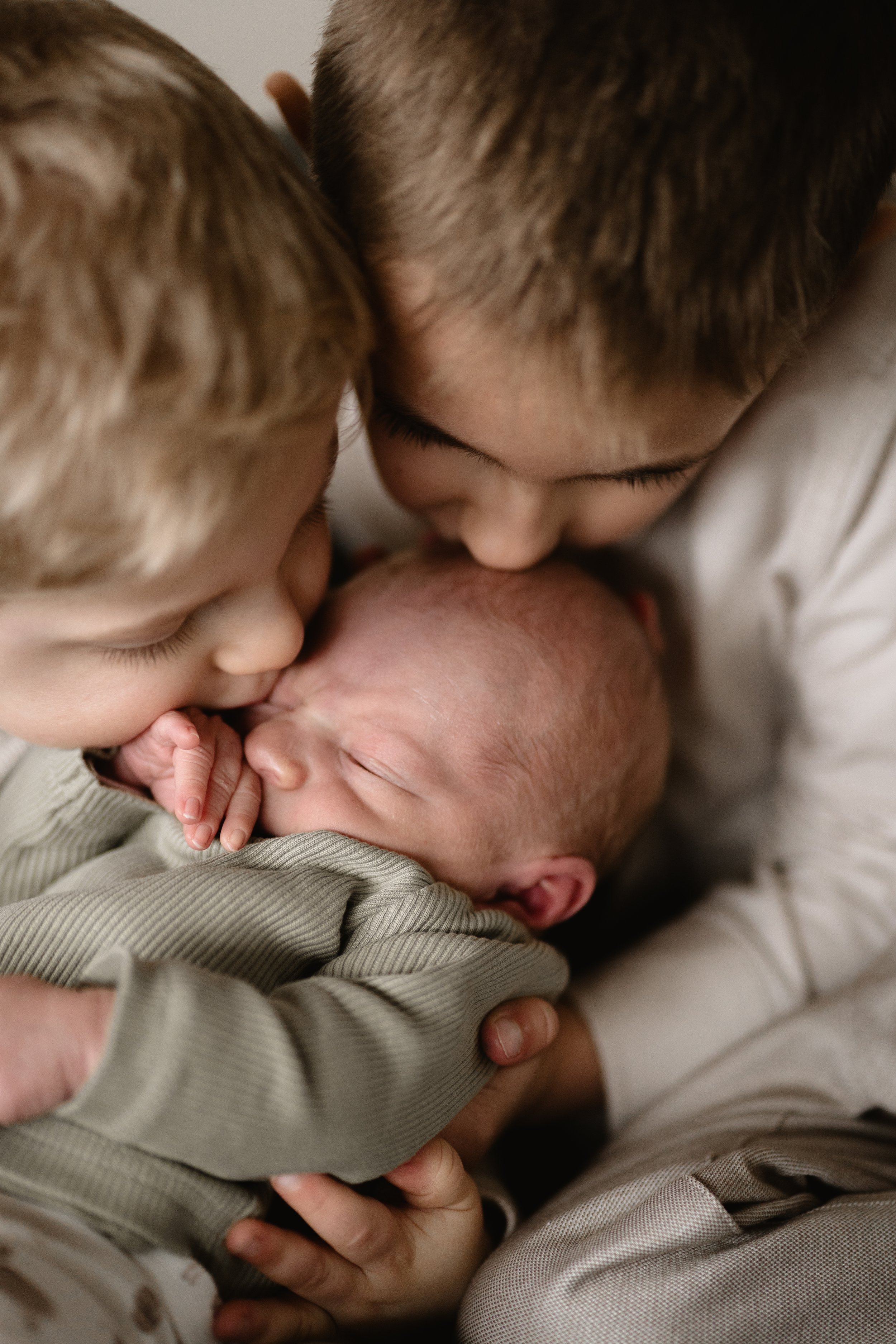 Ilonka fotografie, broers kijken naar hun nieuwe baby broertje